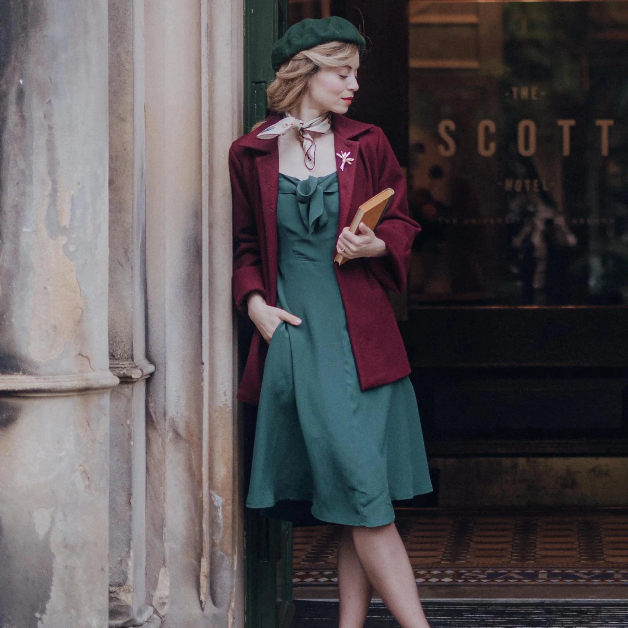 Swing jakke i bordeaux uld frakke Seamstress Of Bloomsbury