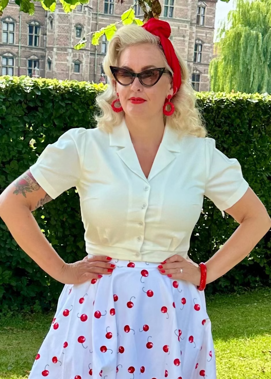 Swingnederdel i hvid med kirsebær Nederdel Pretty Dress Company