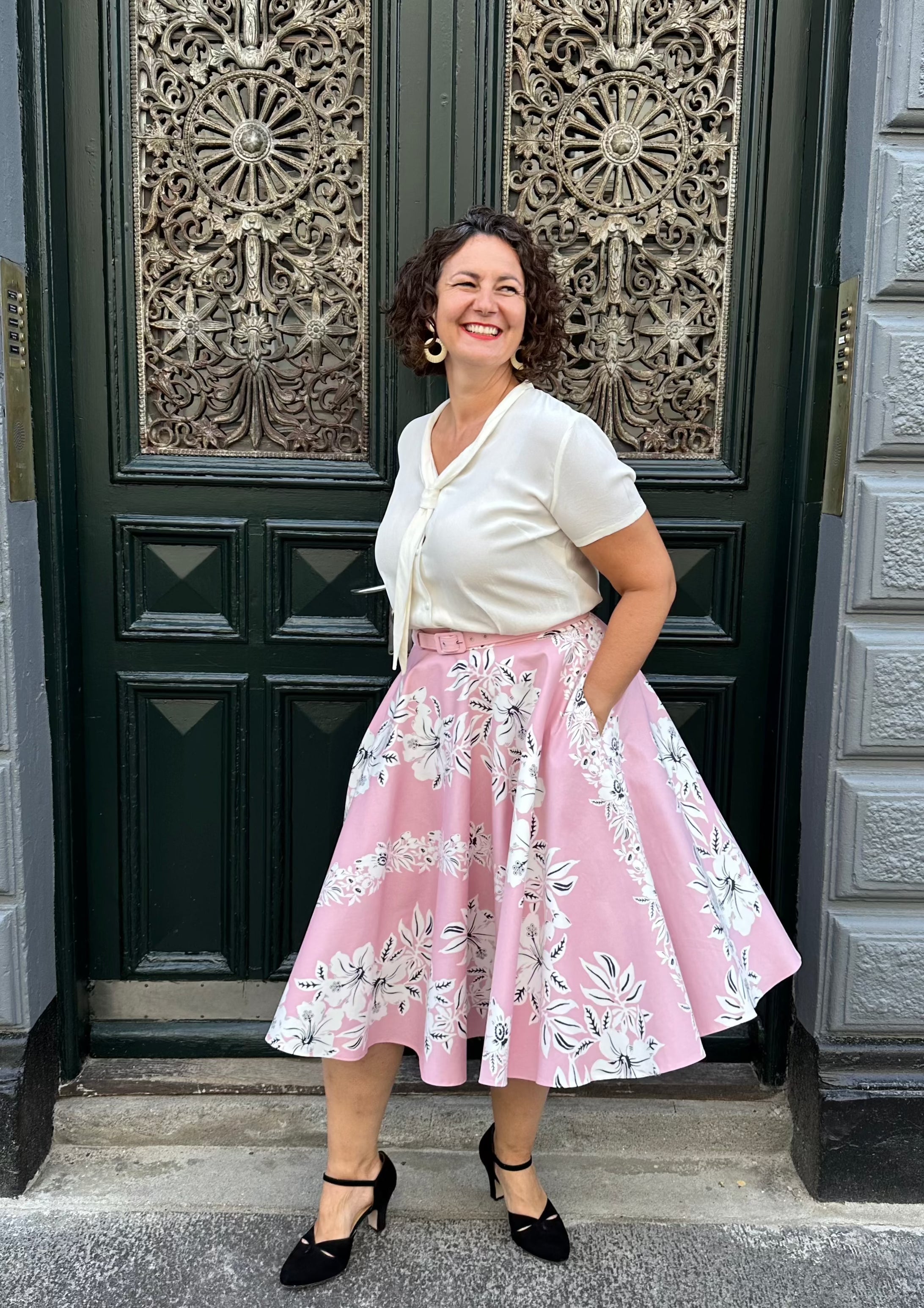 Swingnederdel i lys rosa med hawaiiblomster Nederdel Pretty Dress Company