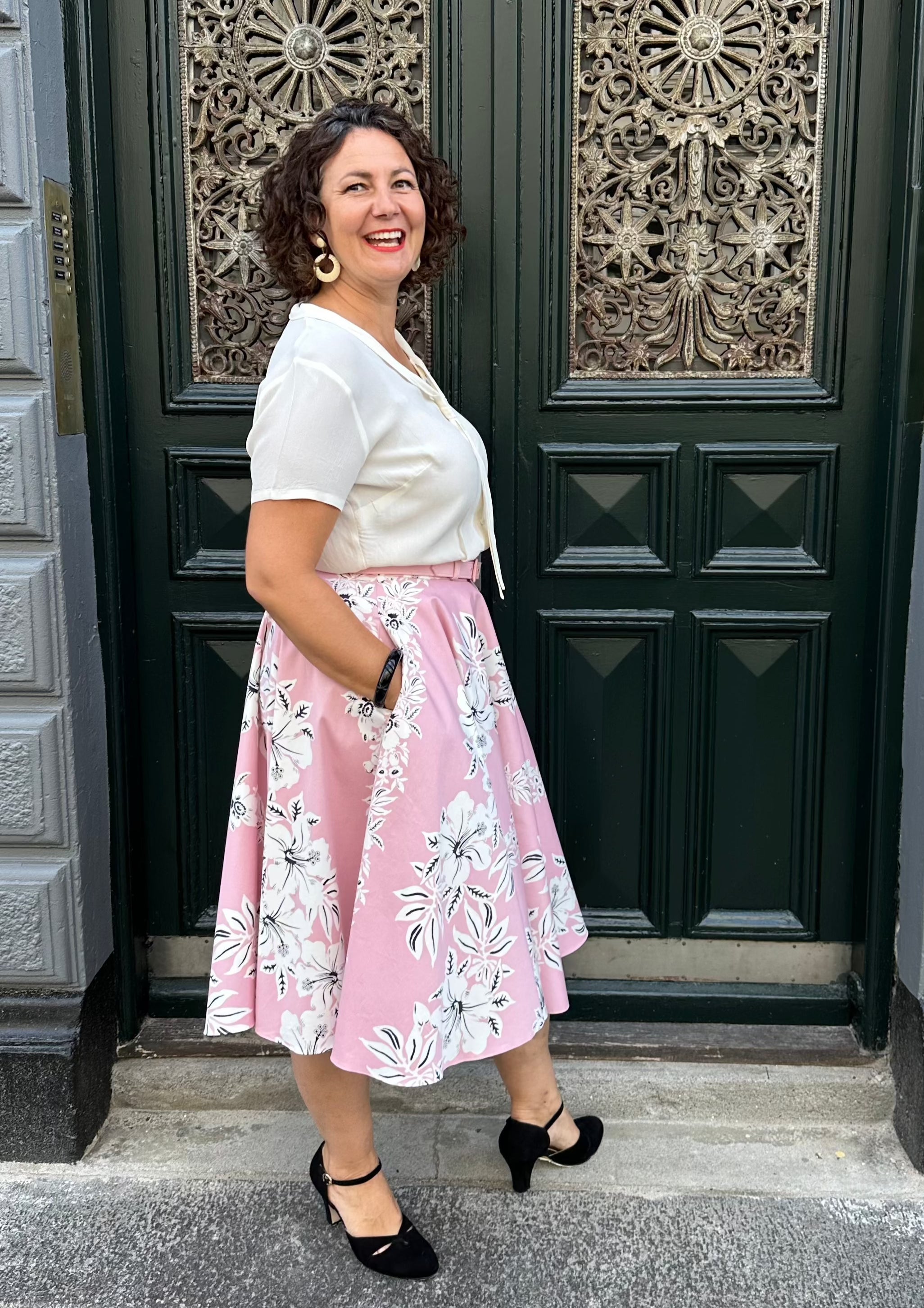 Swingnederdel i lys rosa med hawaiiblomster Nederdel Pretty Dress Company