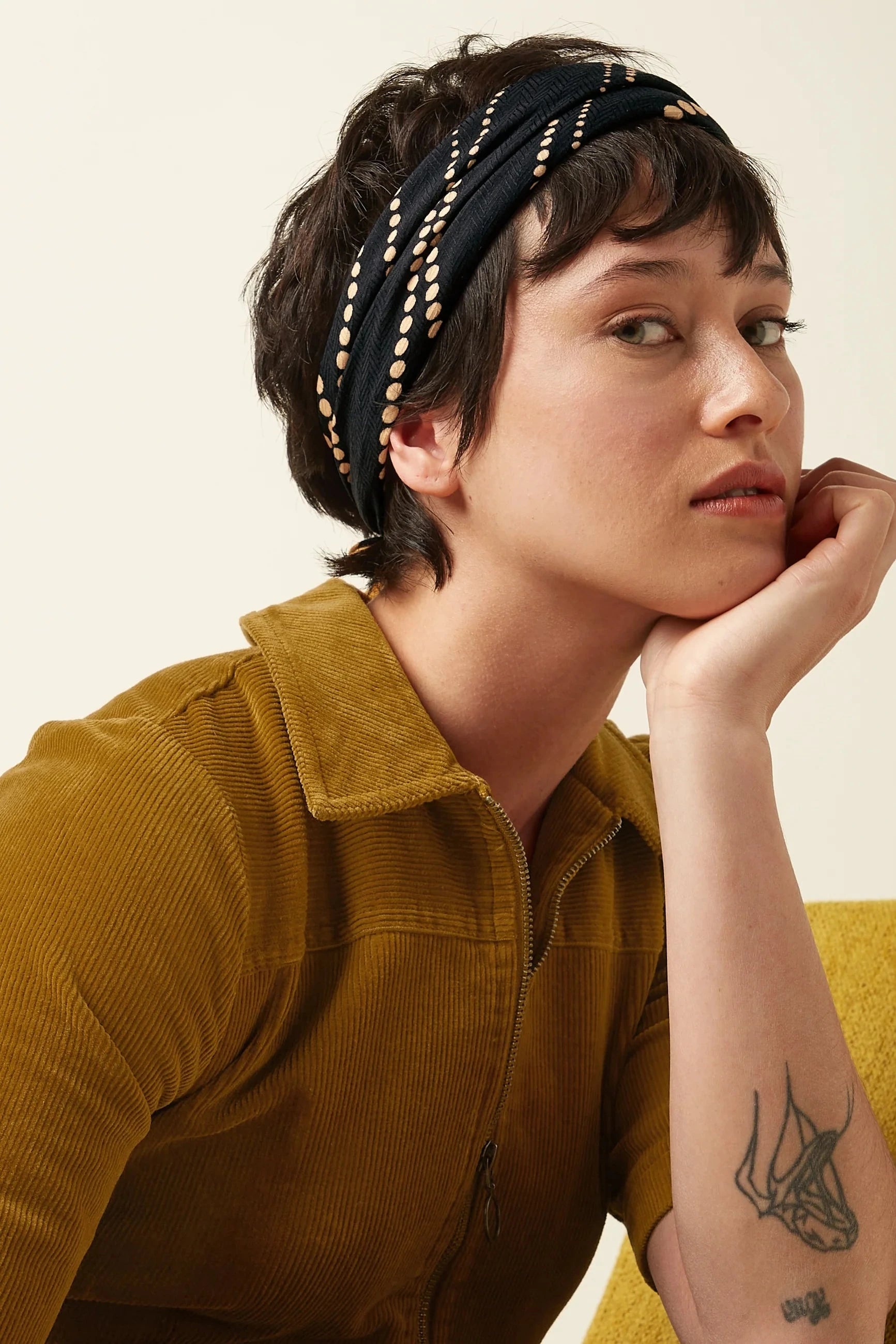 Twirl tørklæde i sort med et grafisk prik mønster Accessories King Louie