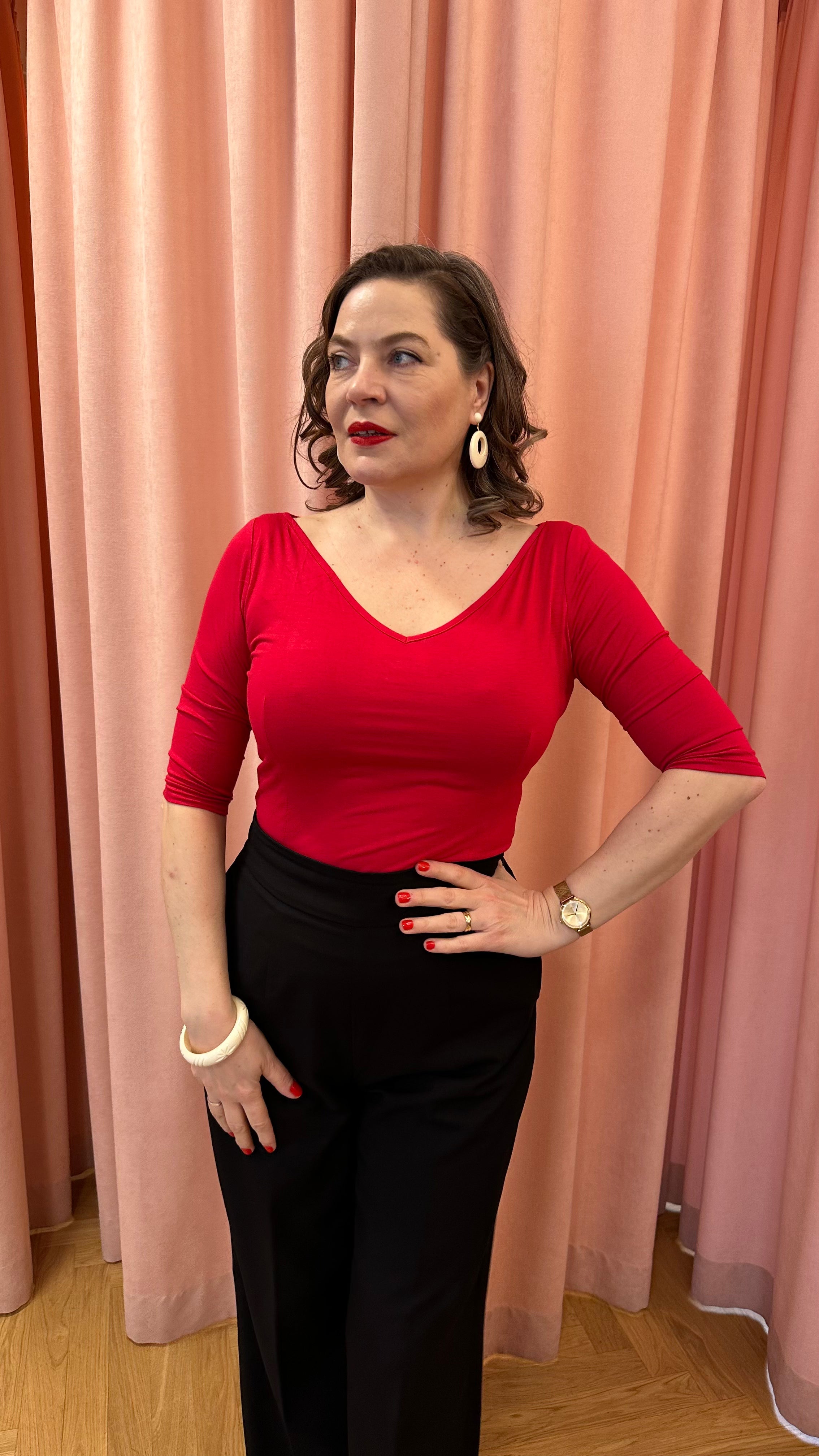 Vendbar boatneck top i hot pink toej Daisy Dapper