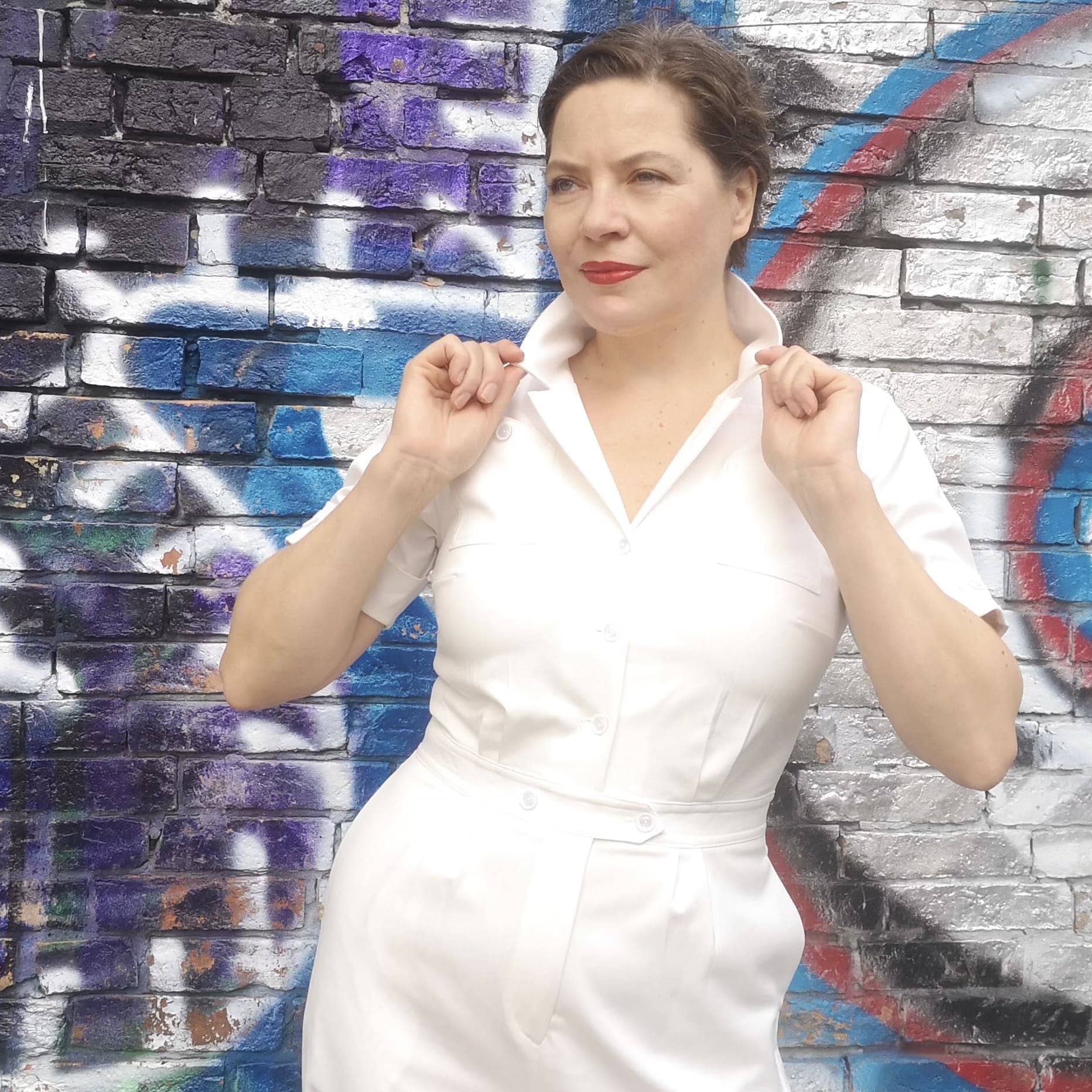 Daisy Dapper: Maxine buksedragt med korte ærmer i off-white toej Daisy Dapper