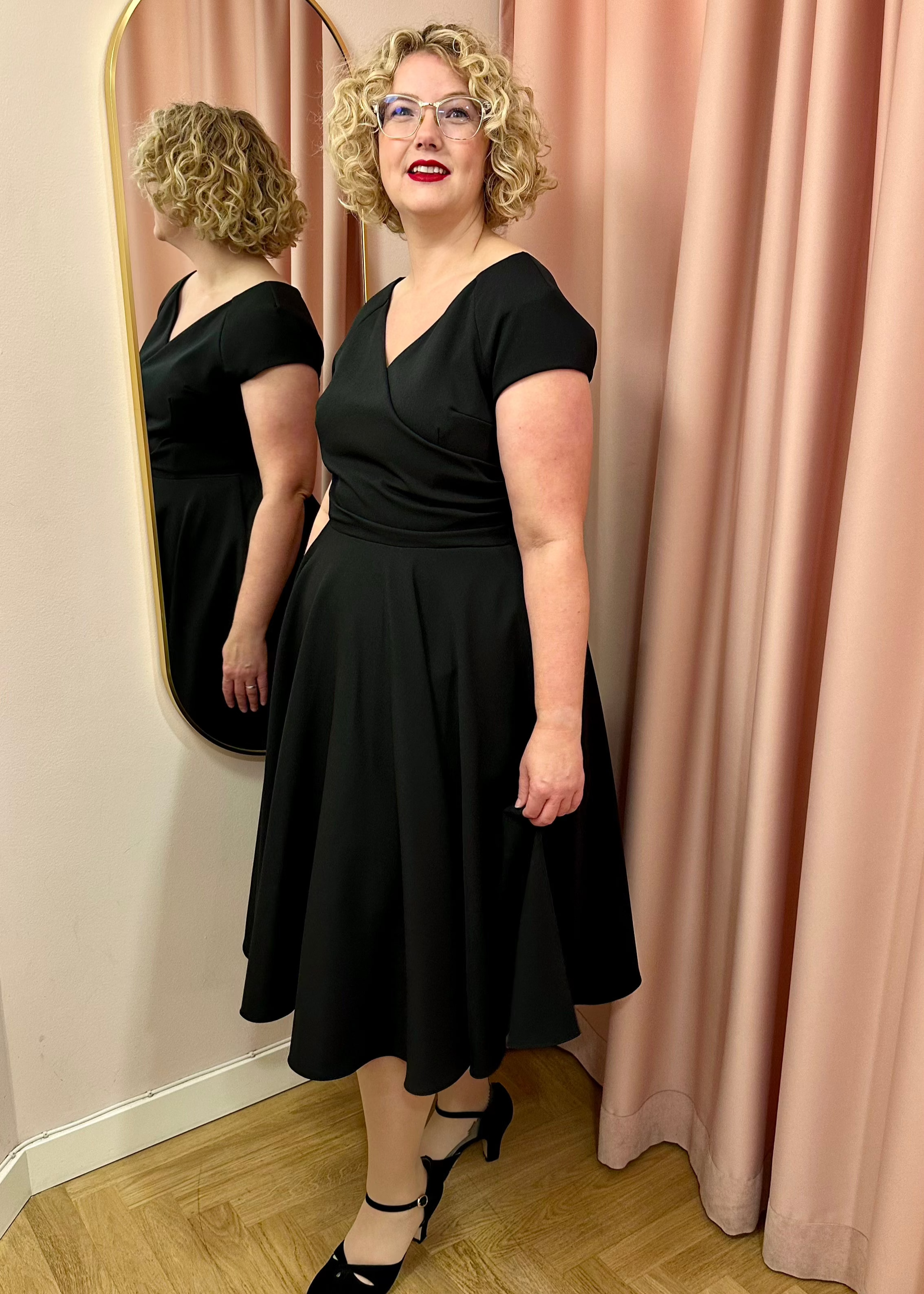 50er Hourglass swing dress in black | Pretty Dress Company