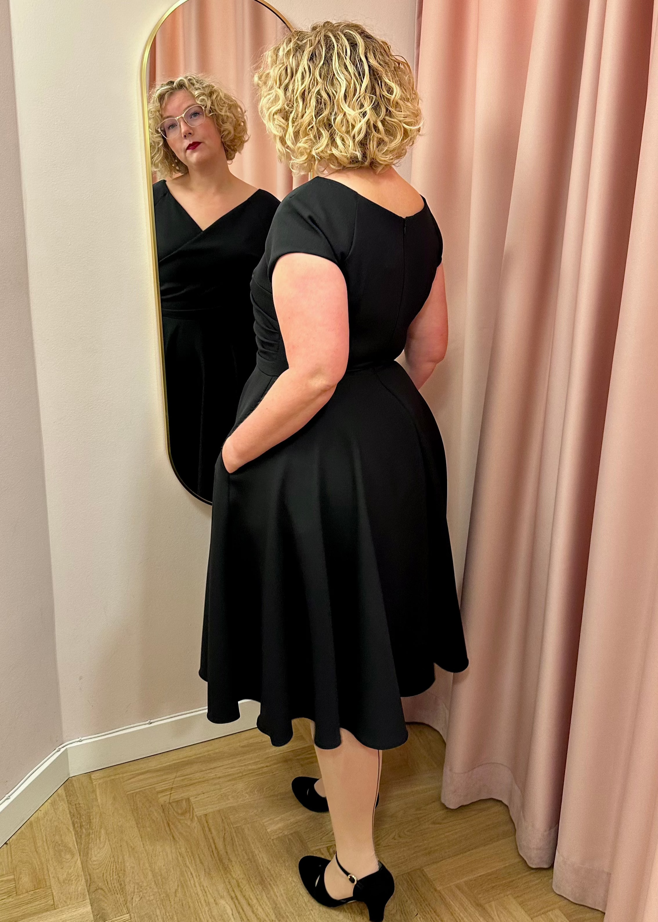 50er Hourglass swing dress in black | Pretty Dress Company 50er Hourglass swing dress in black | Pretty Dress Company