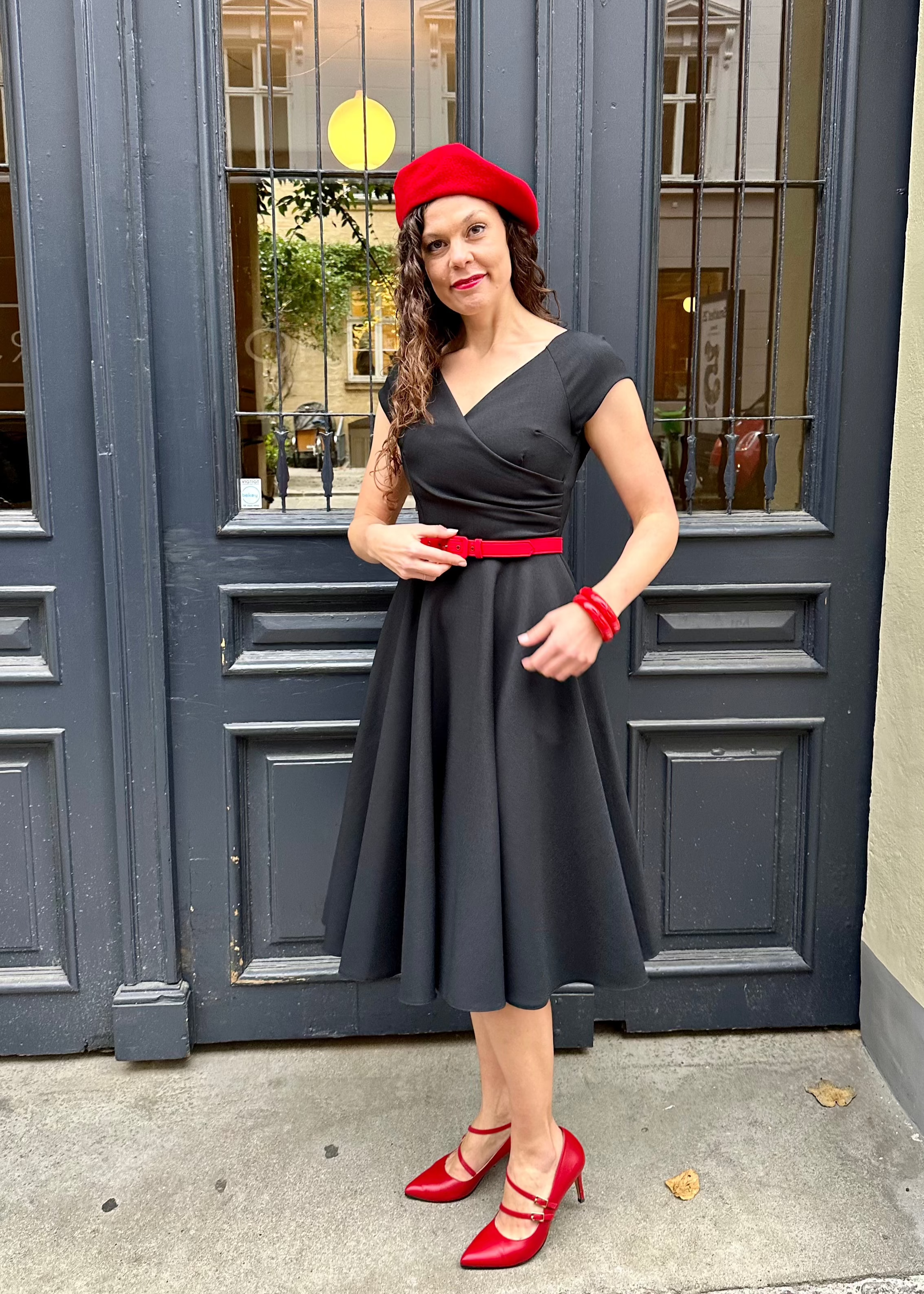 50er Hourglass swing dress in black | Pretty Dress Company 50er Hourglass swing dress in black | Pretty Dress Company
