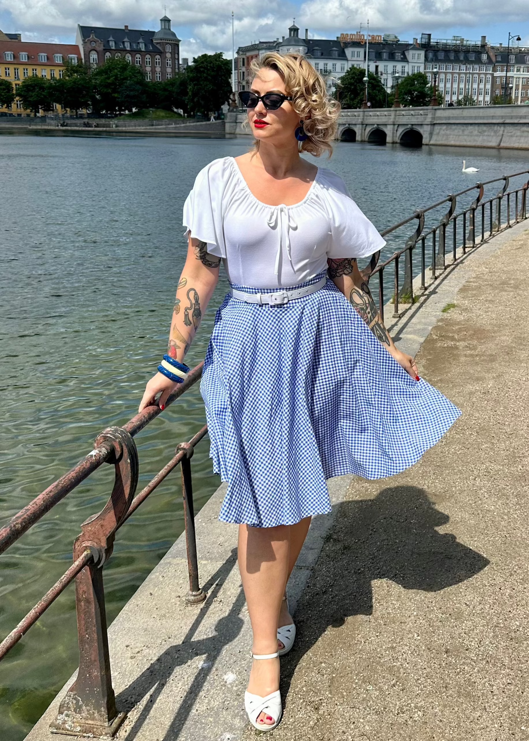 1950er stils swingnederdel i blå og hvid gingham swing nederdel Daisy Dapper 