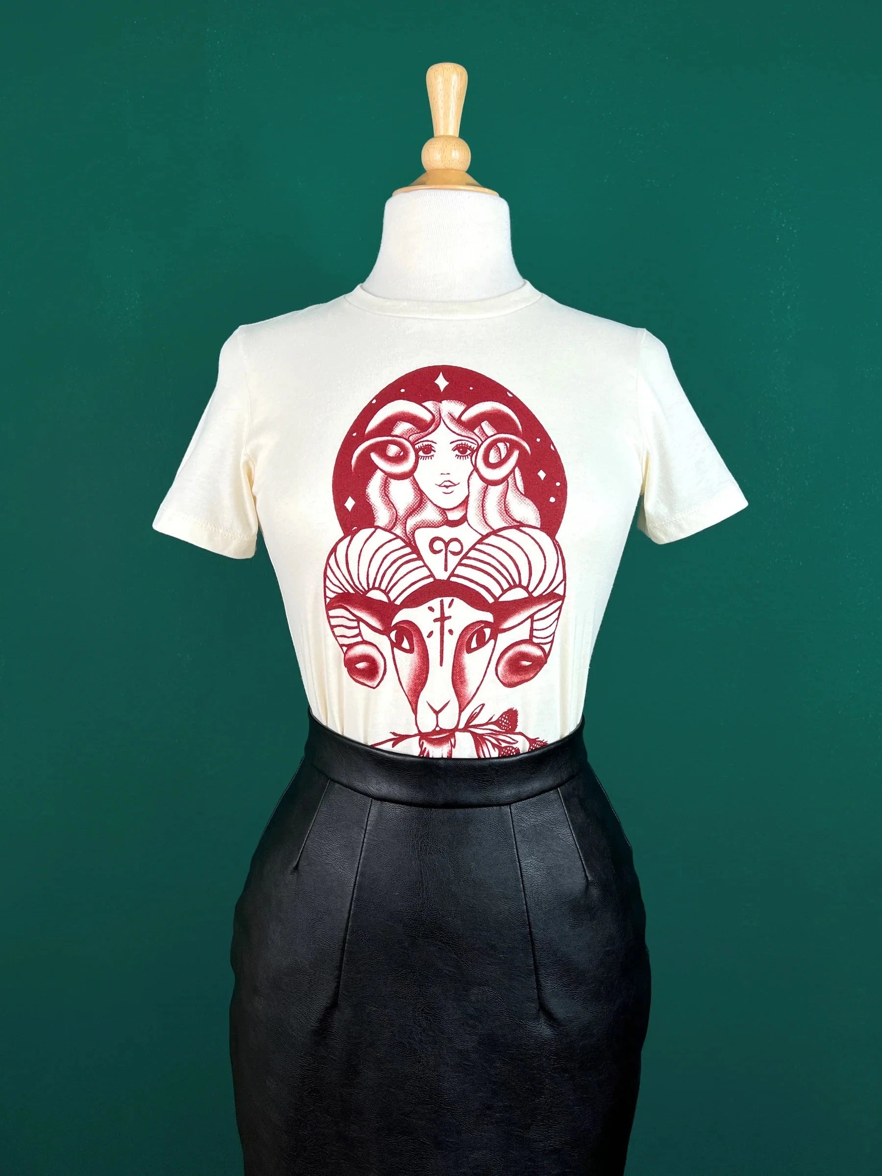 1950'er stils T-shirt "Aries Mountain Girl' i off-white t-shirt Mischief Made 