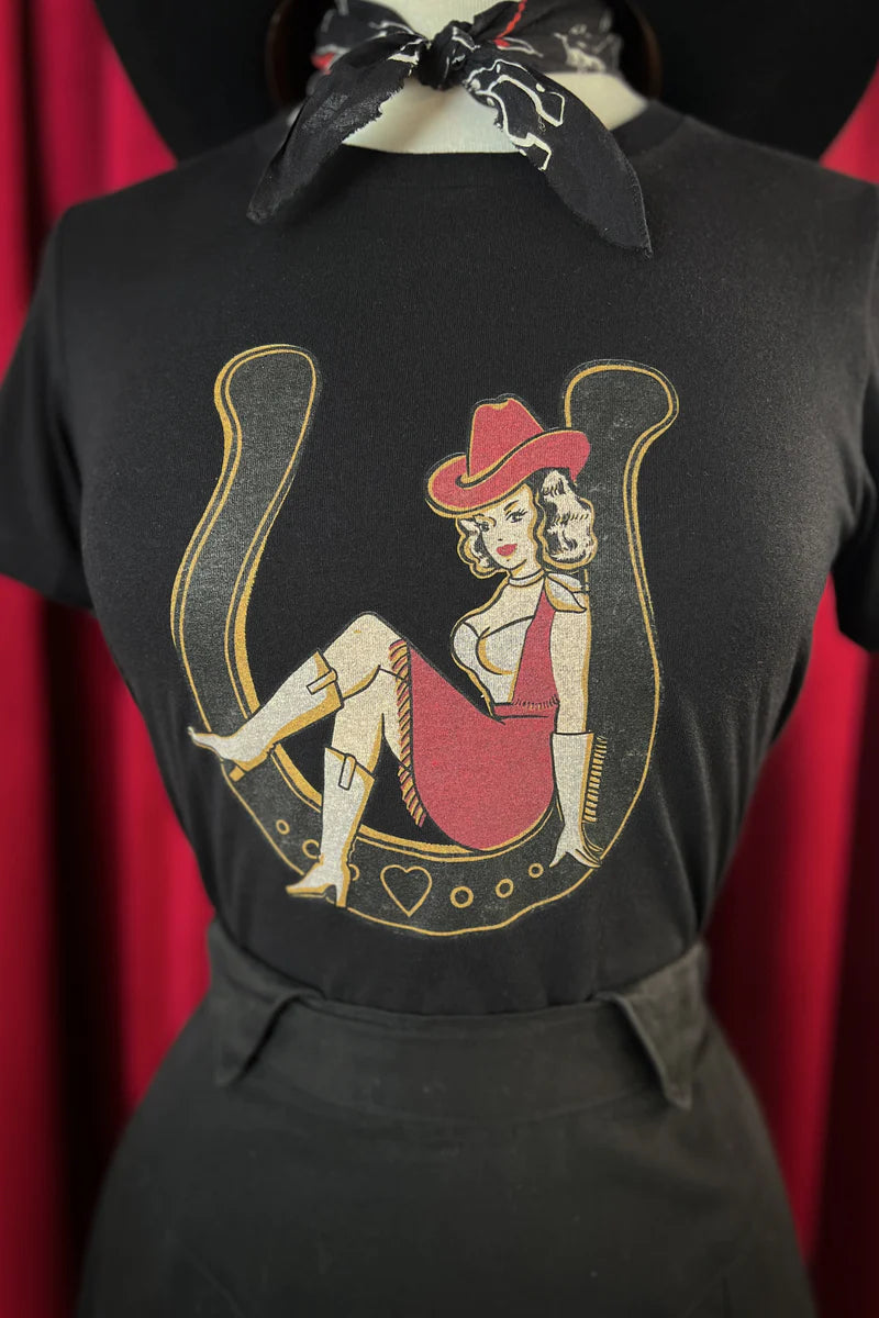 1950'er stils T-shirt Lady Luck i sort tøj Mischief Made 
