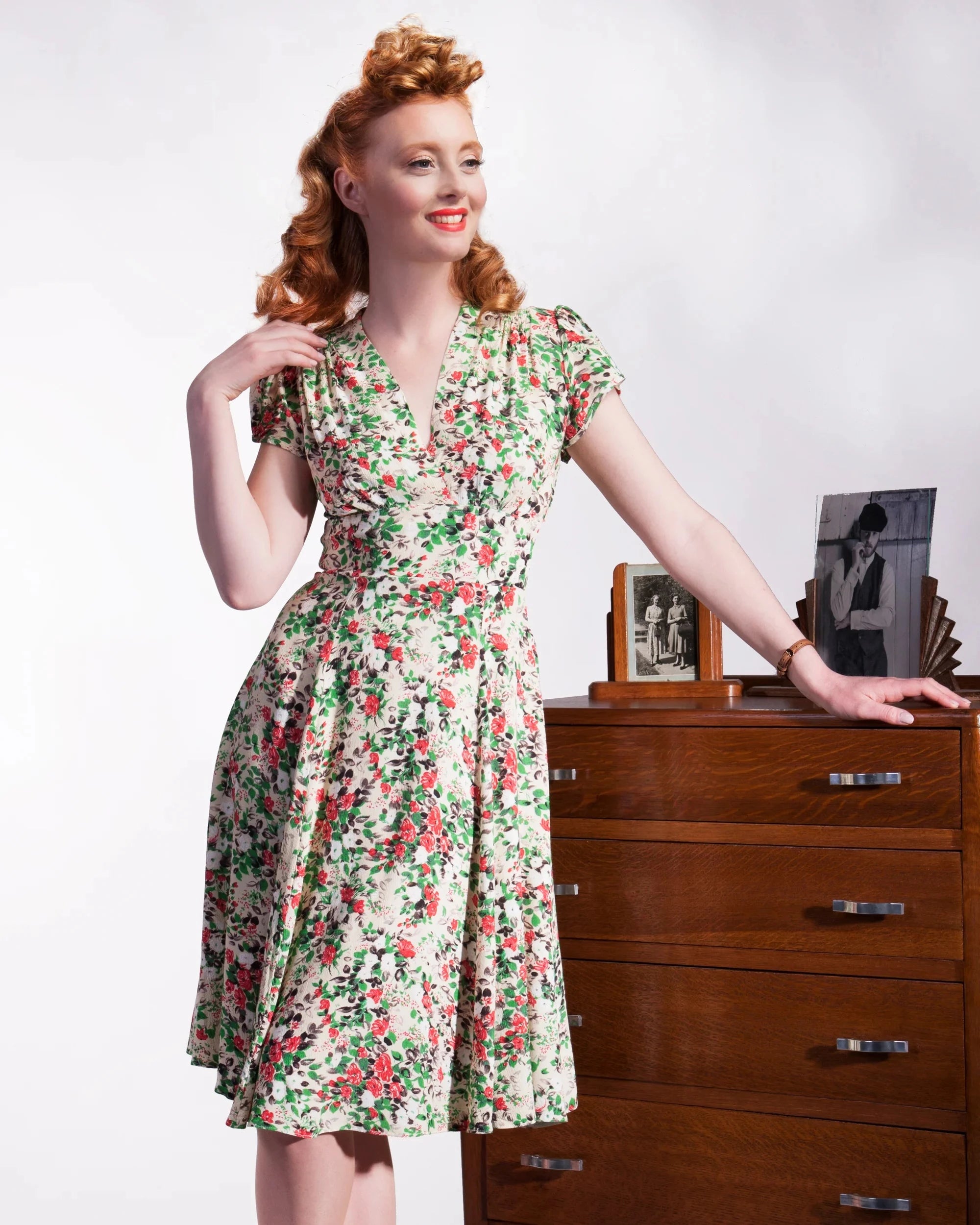 Ava klassisk A-form kjole i blomstret 'Meadow print' aline kjole House of Foxy 