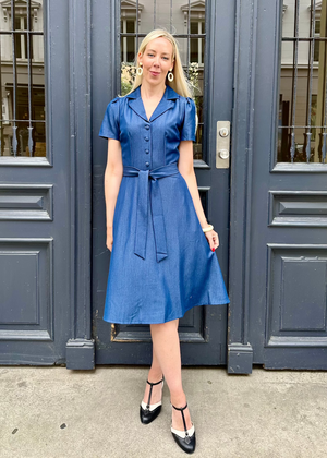 Betty kortærmet skjortekjole i mørk denimblå Kjoler Daisy Dapper 