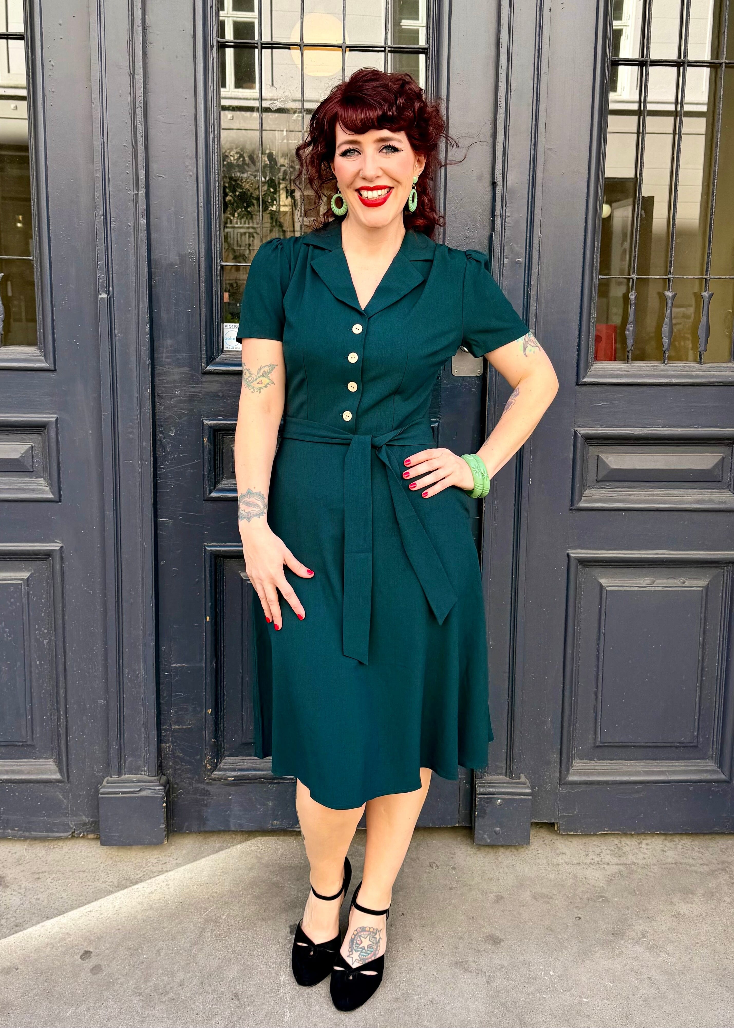 Betty kortærmet skjortekjole - mørk grøn linen skjortekjole Daisy Dapper 