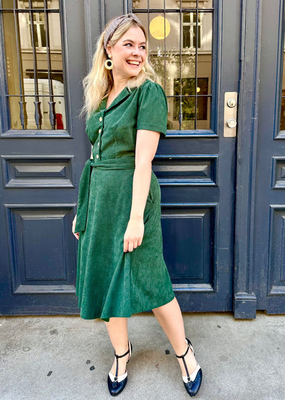 Betty Skjortekjole i grøn fløjl med kokosknapper Kjoler Daisy Dapper 