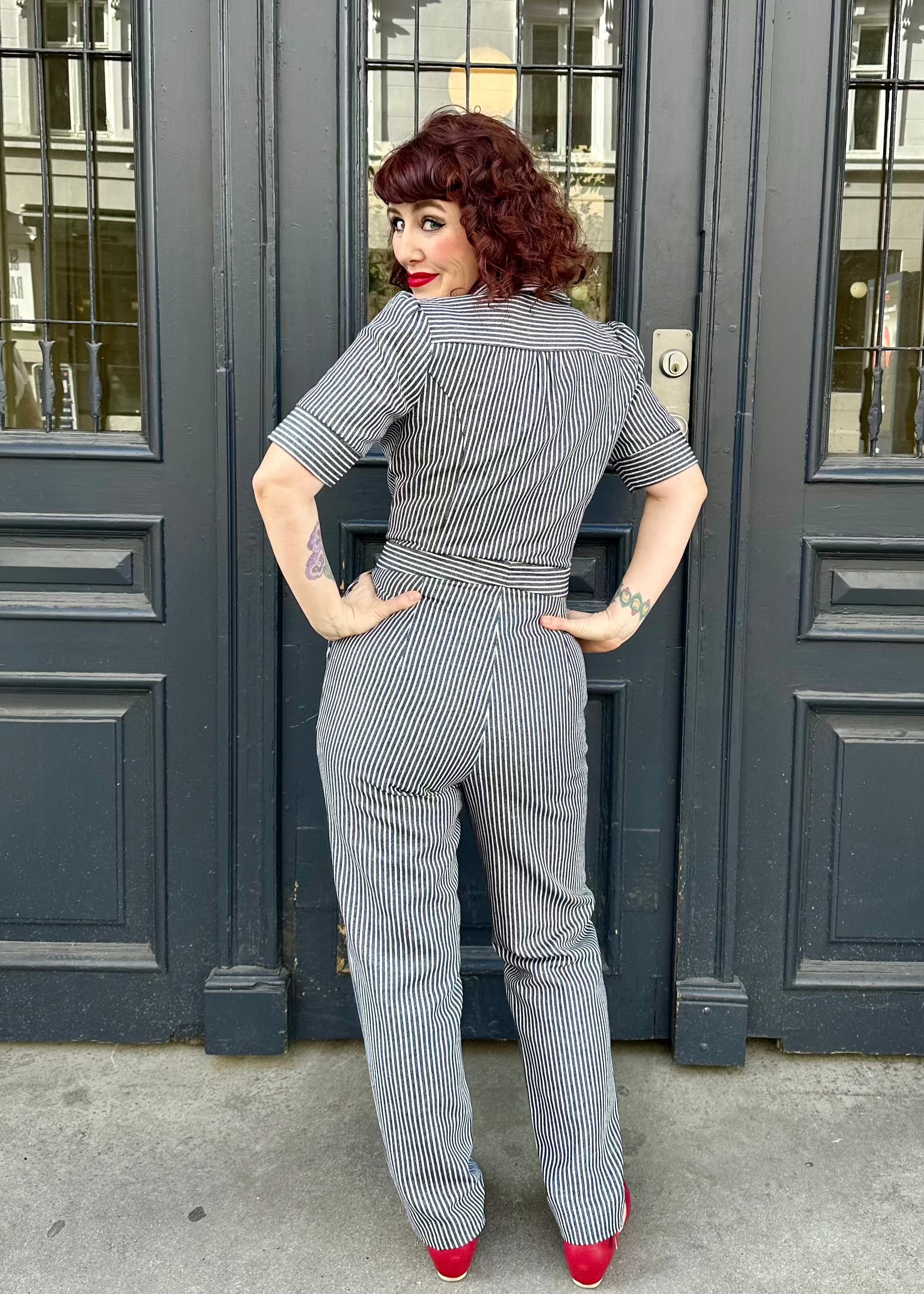 Buksedragt i navy med striber buksedragt Very Cherry 