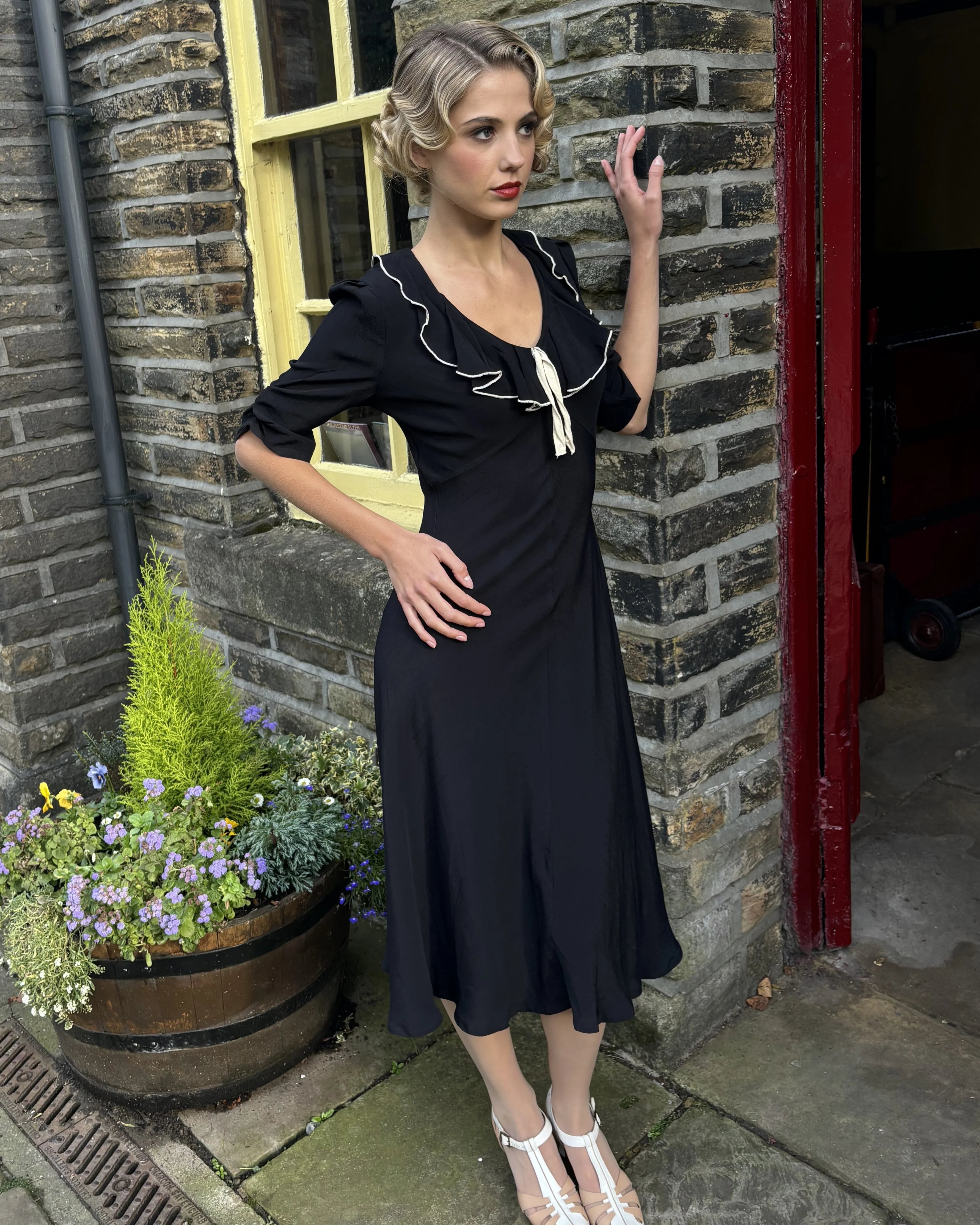 Cora bias-cut kjole i sort aline kjole House of Foxy 