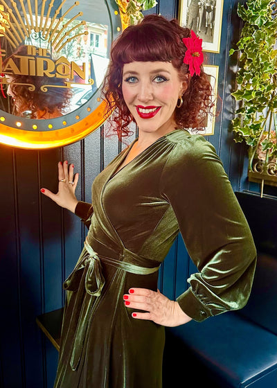 Dalida slåom kjole med lange ærmer i olivengrøn velour Kjoler Very Cherry 