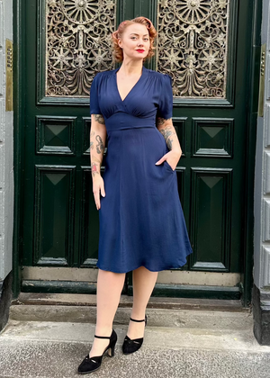 Dolores A-line kjole i navy aline kjole Seamstress Of Bloomsbury 