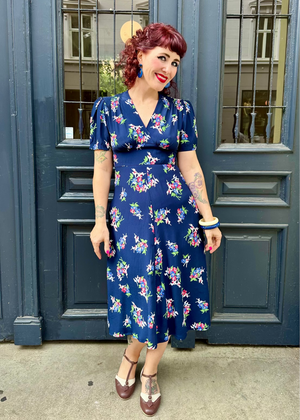 Dolores A-line kjole i navy 'floral dancer' mønster aline kjole Seamstress Of Bloomsbury 