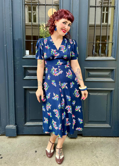 Dolores A-line kjole i navy 'floral dancer' mønster aline kjole Seamstress Of Bloomsbury 