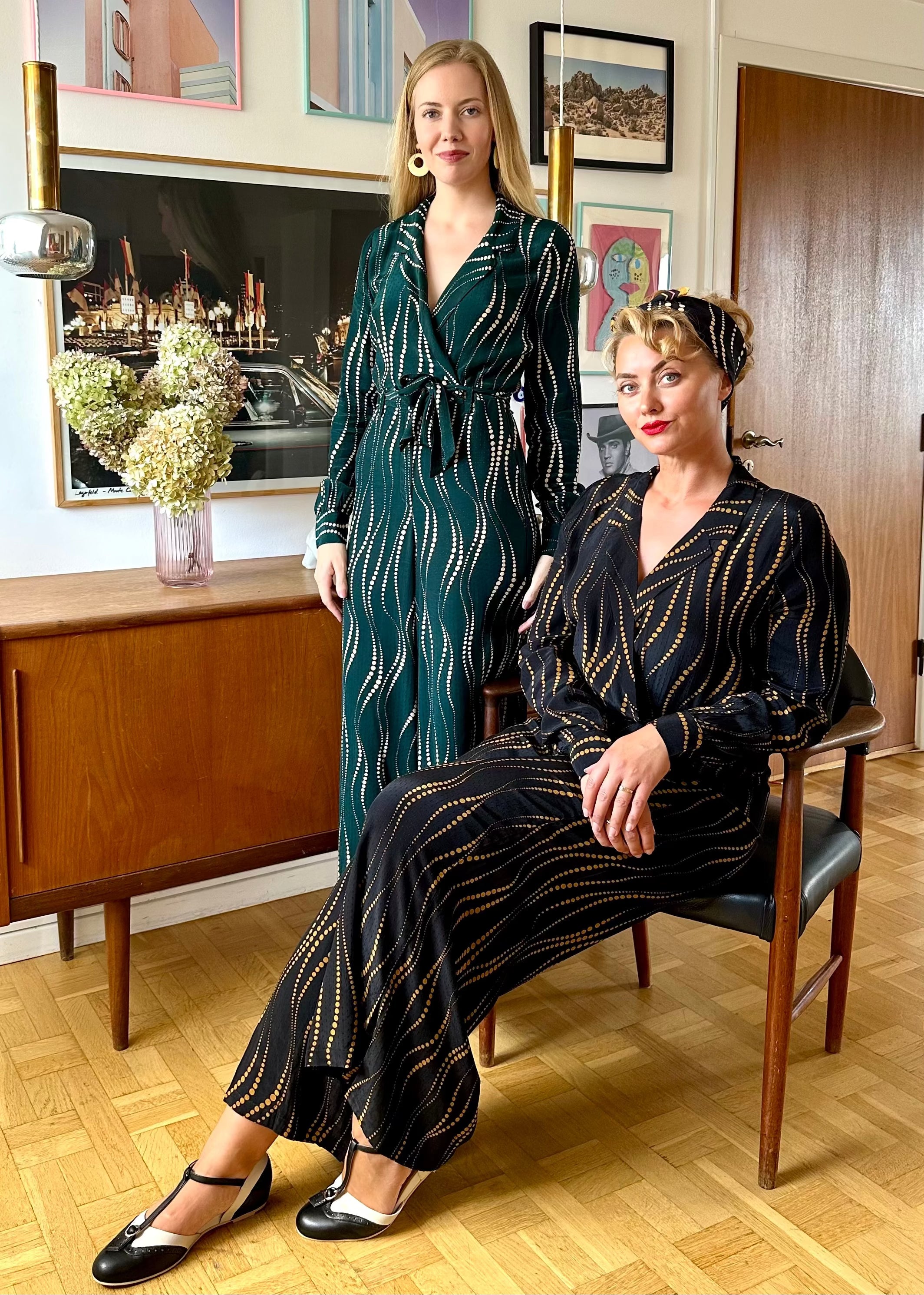 Doris twirl langærmet buksedragt i mørkegrøn med prikker buksedragt King Louie 