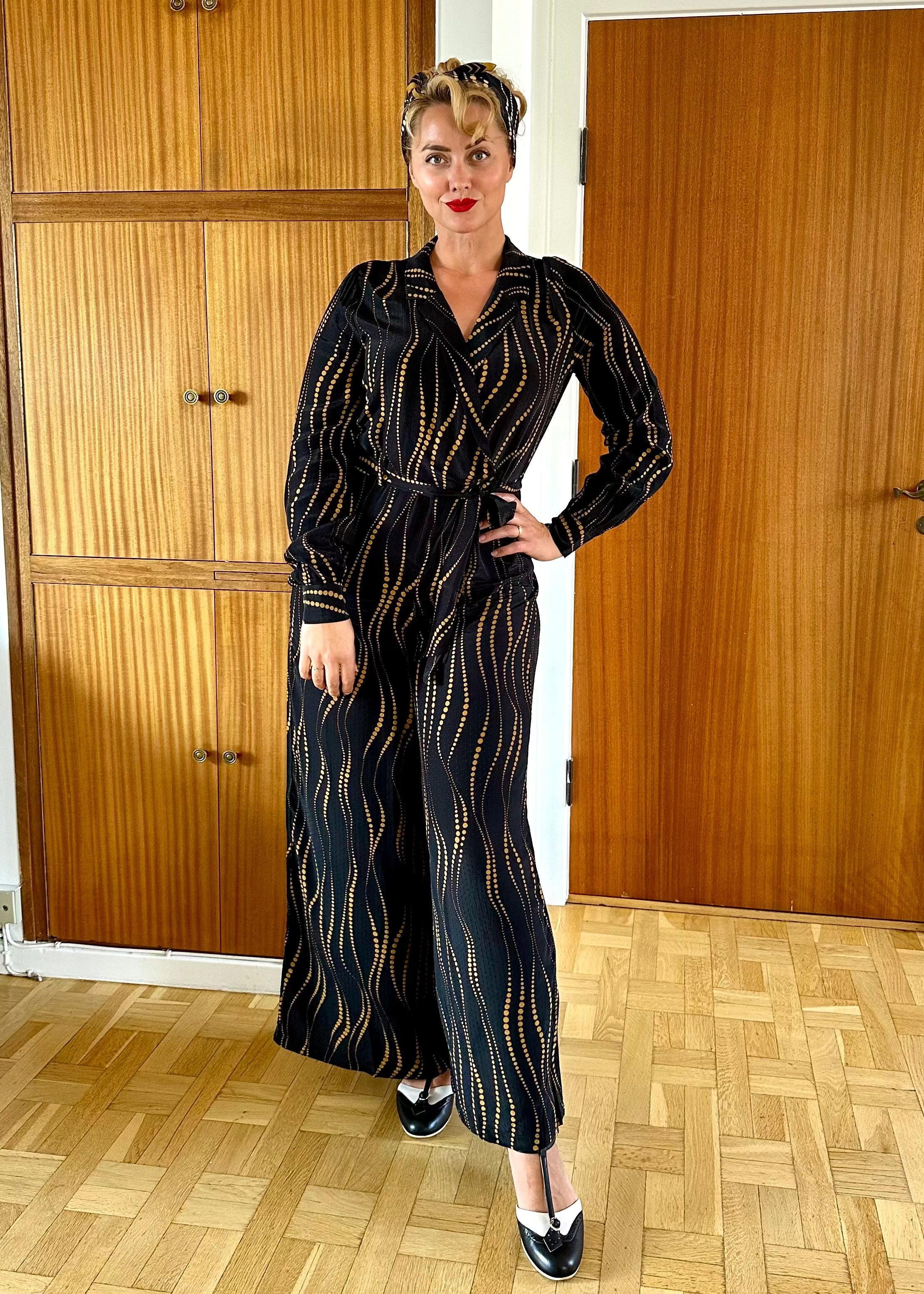 Doris twirl langærmet buksedragt i sort med prikker buksedragt King Louie 