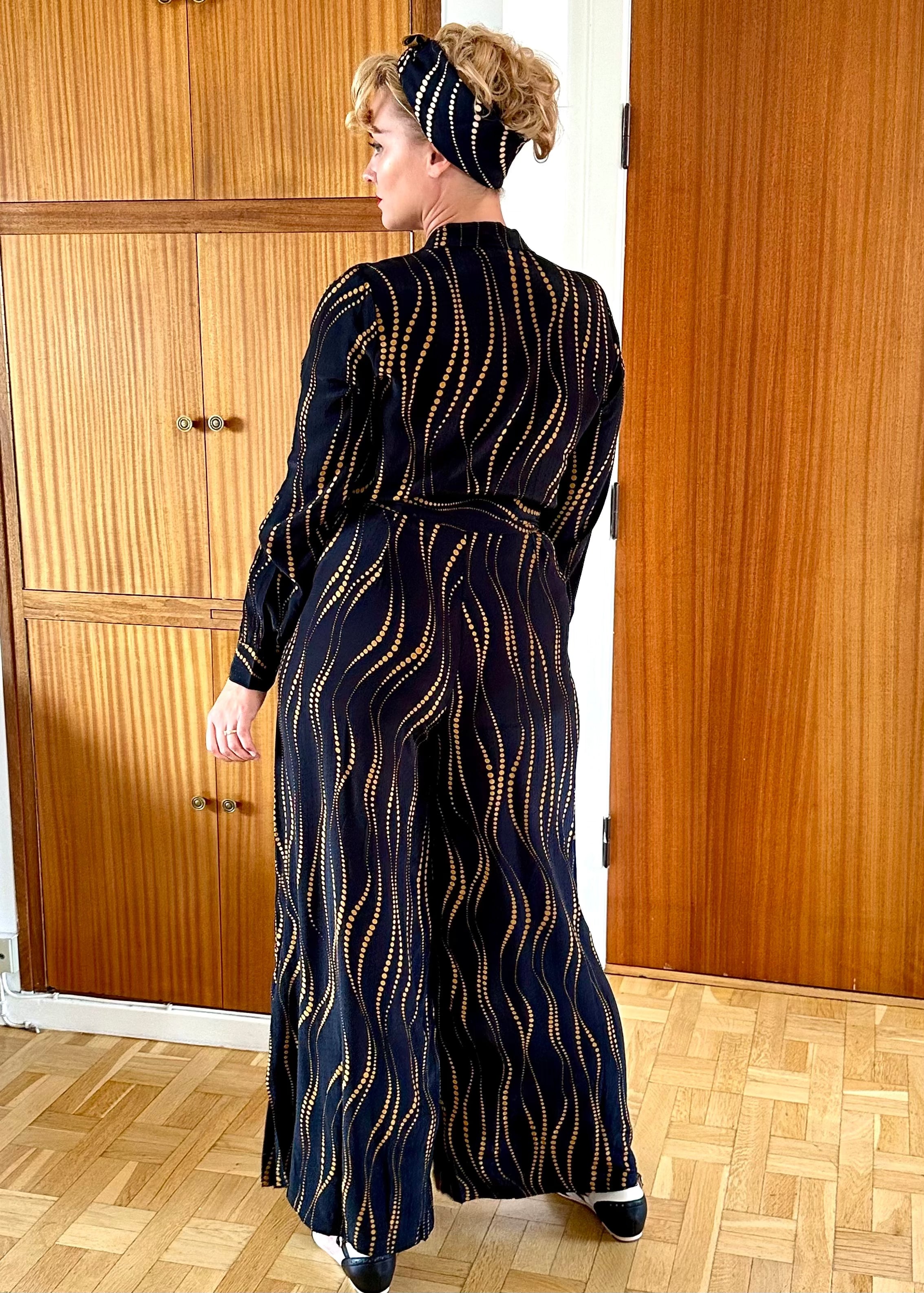 Doris twirl langærmet buksedragt i sort med prikker buksedragt King Louie 