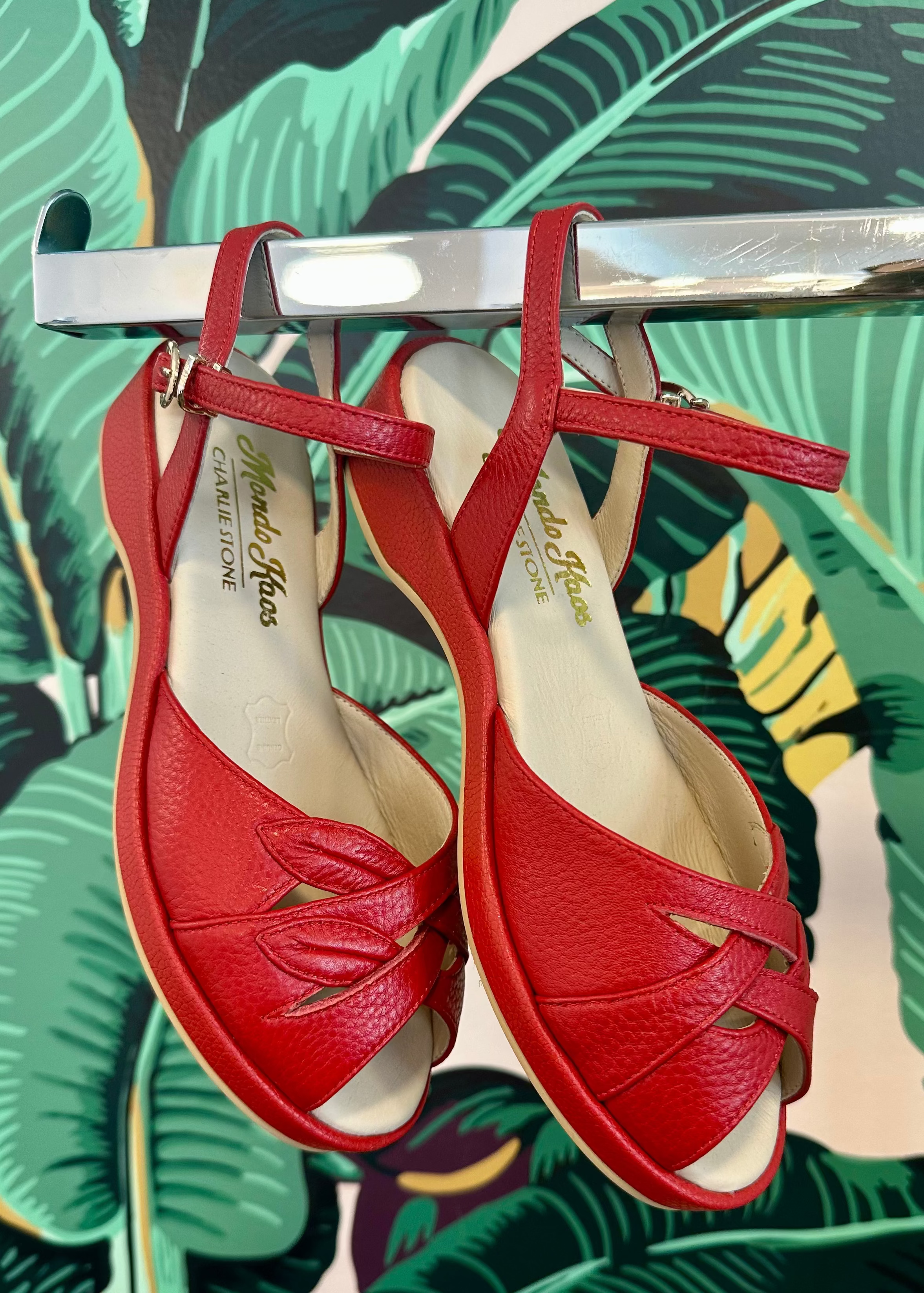 Elba rød wedge sandal med bladmønster sko Charlie Stone 