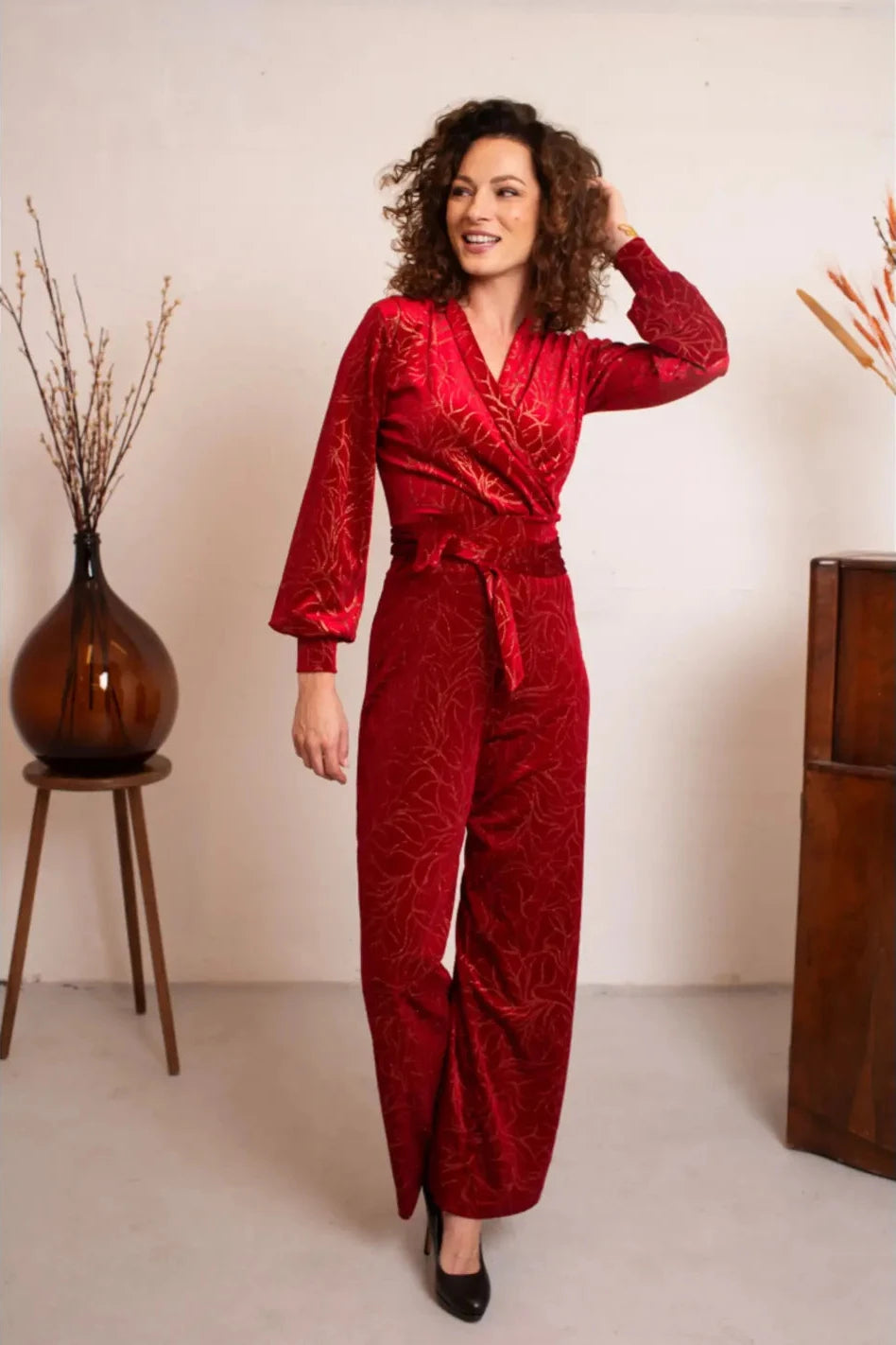 Emmylou buksedragt i guld og rød velour bukser Very Cherry 