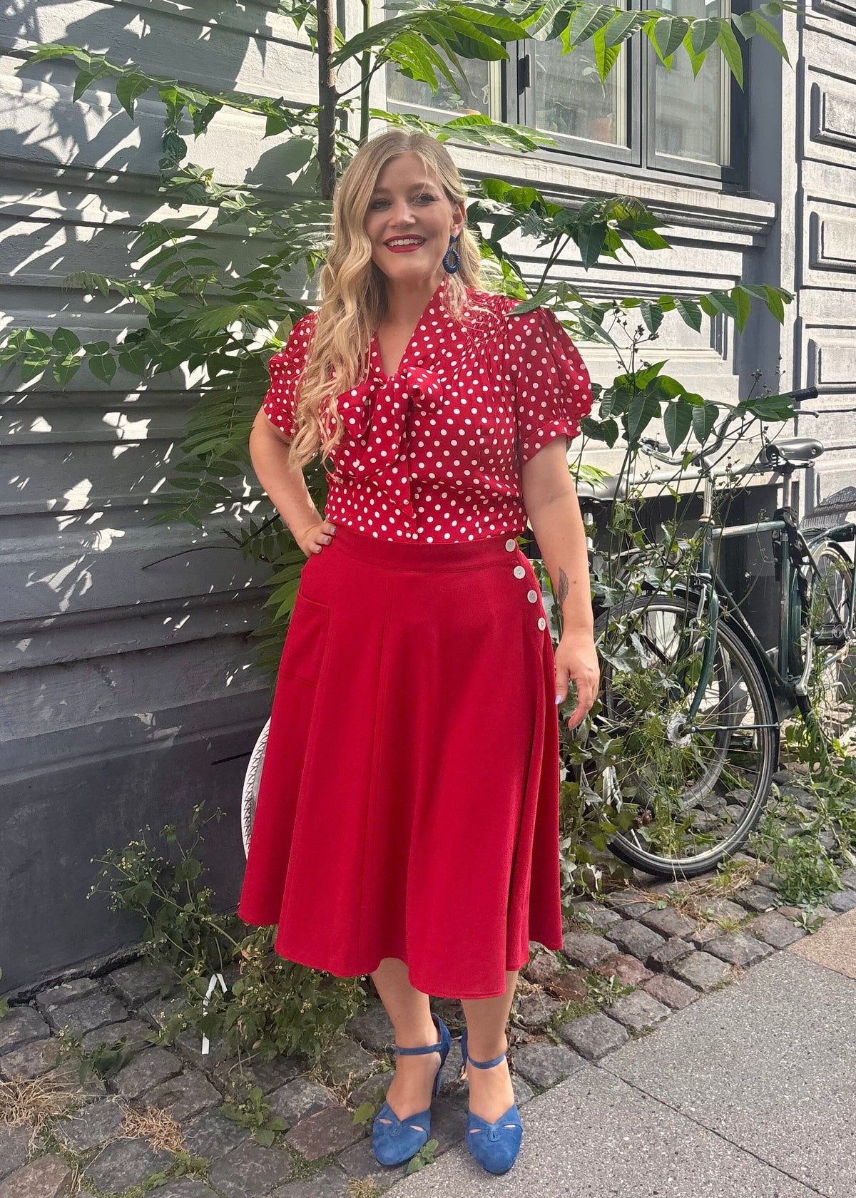 Eva kortærmet skjorte med bindesløjfe - rød med prikker kortærmet skjorte Seamstress Of Bloomsbury 