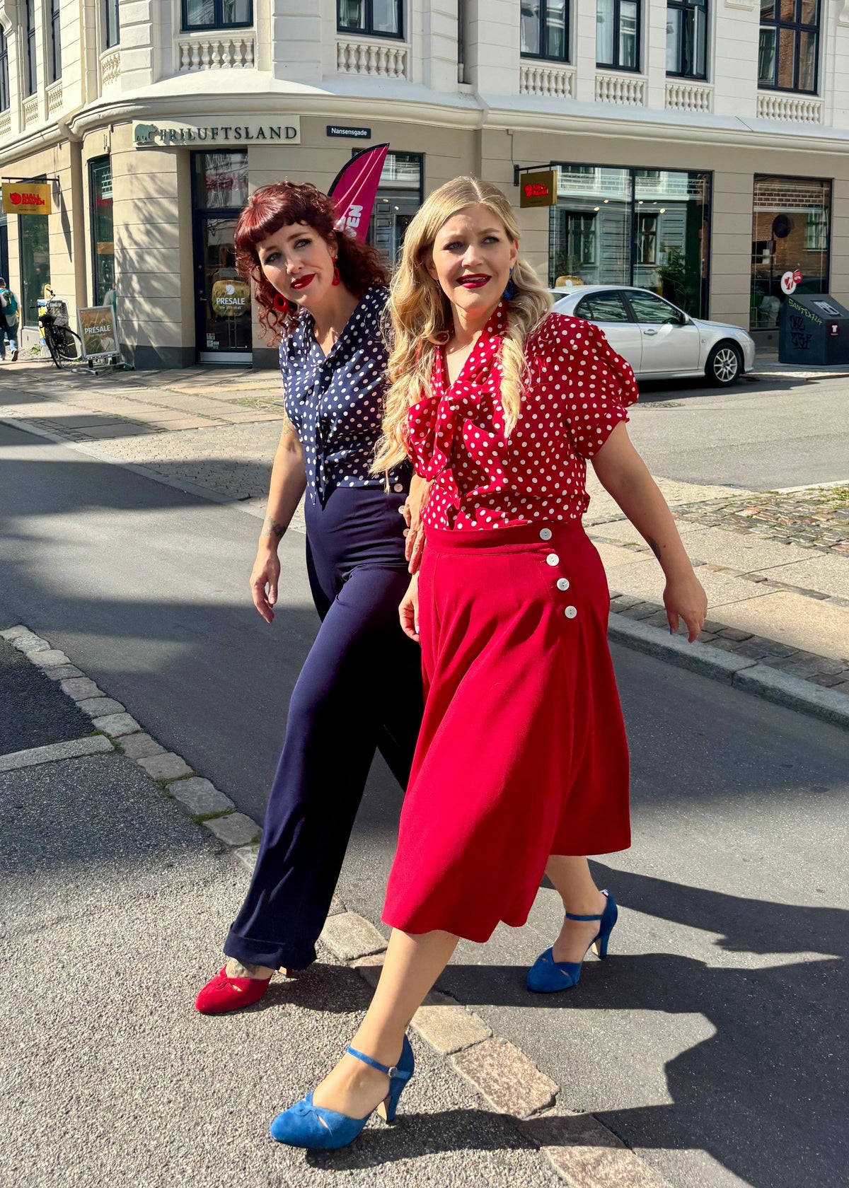 Eva kortærmet skjorte med bindesløjfe - rød med prikker kortærmet skjorte Seamstress Of Bloomsbury 