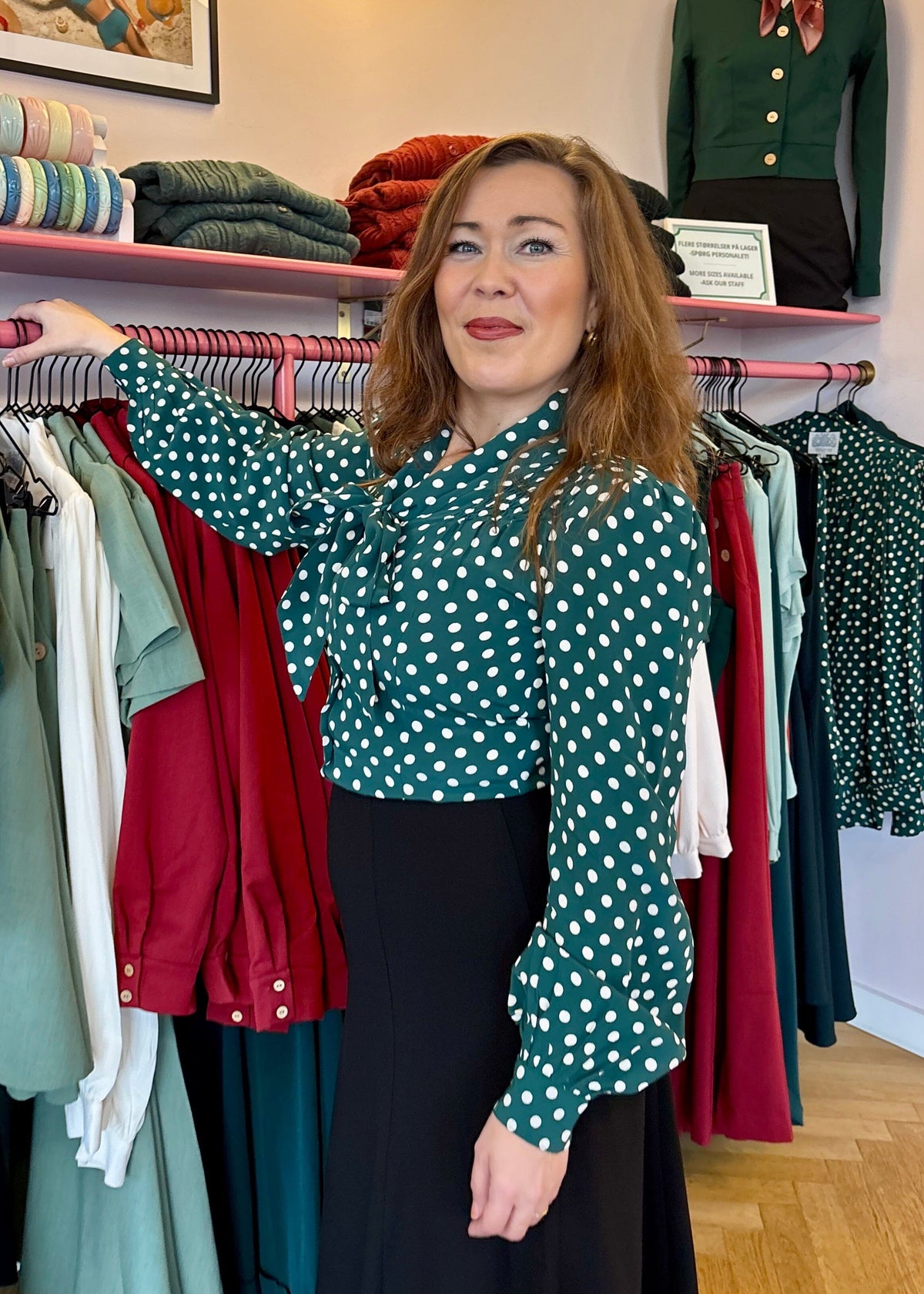 Eva langærmet skjorte med bindesløjfe - grøn med prikker kortærmet skjorte Seamstress Of Bloomsbury 