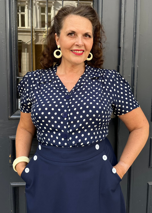 Grace kortærmet skjorte i navy med prikker kortærmet skjorte Seamstress Of Bloomsbury 