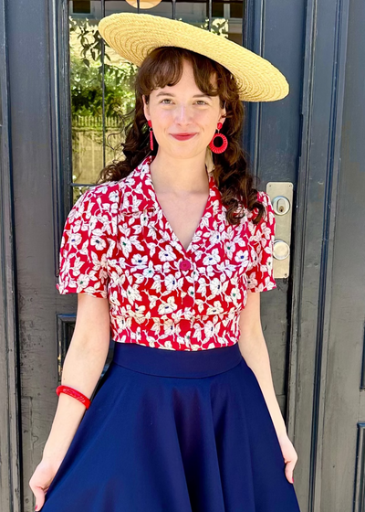 Grace kortærmet skjorte i rød med pansy print kortærmet skjorte Seamstress Of Bloomsbury 