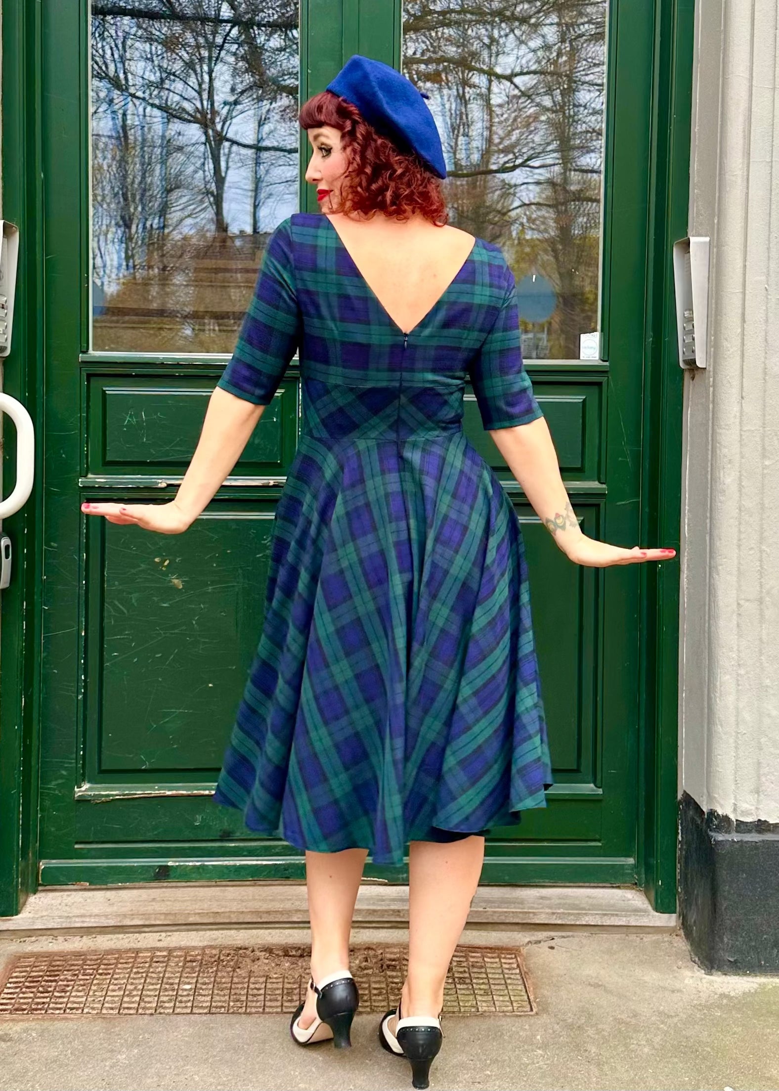 Hepburn swingkjole i navy grøn ternet swing kjole Pretty Dress Company 