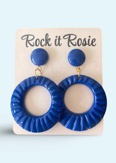 Hoop øreringe med mønster i 1950'er stil i kobolt blå Accessories Rock It Rosie 