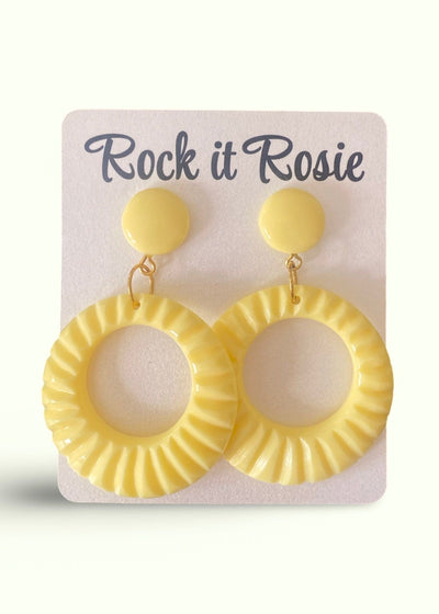 Hoop øreringe med mønster i 1950'er stil i lys gul Accessories Mondo Kaos 