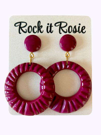 Hoop øreringe med mønster i 1950'er stil i Magenta Accessories Rock It Rosie 