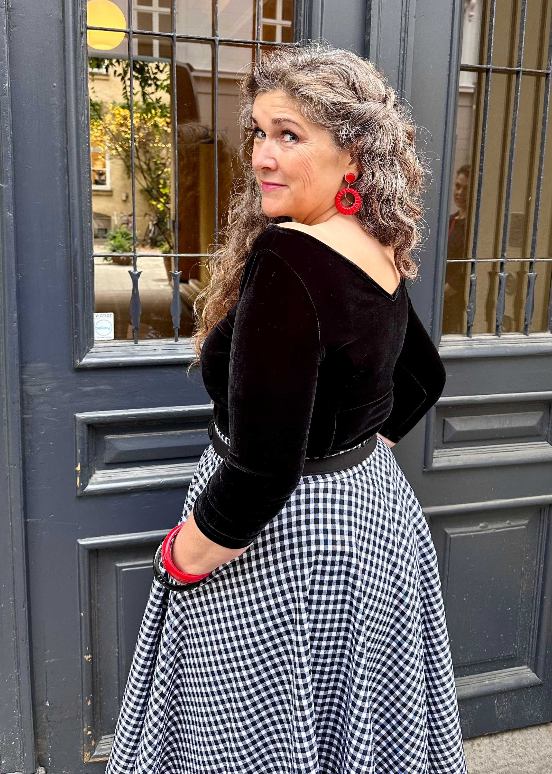 Hoop øreringe med mønster i 1950'er stil i rød Accessories Rock It Rosie 
