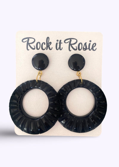Hoop øreringe med mønster i 1950'er stil i sort Accessories Rock It Rosie 