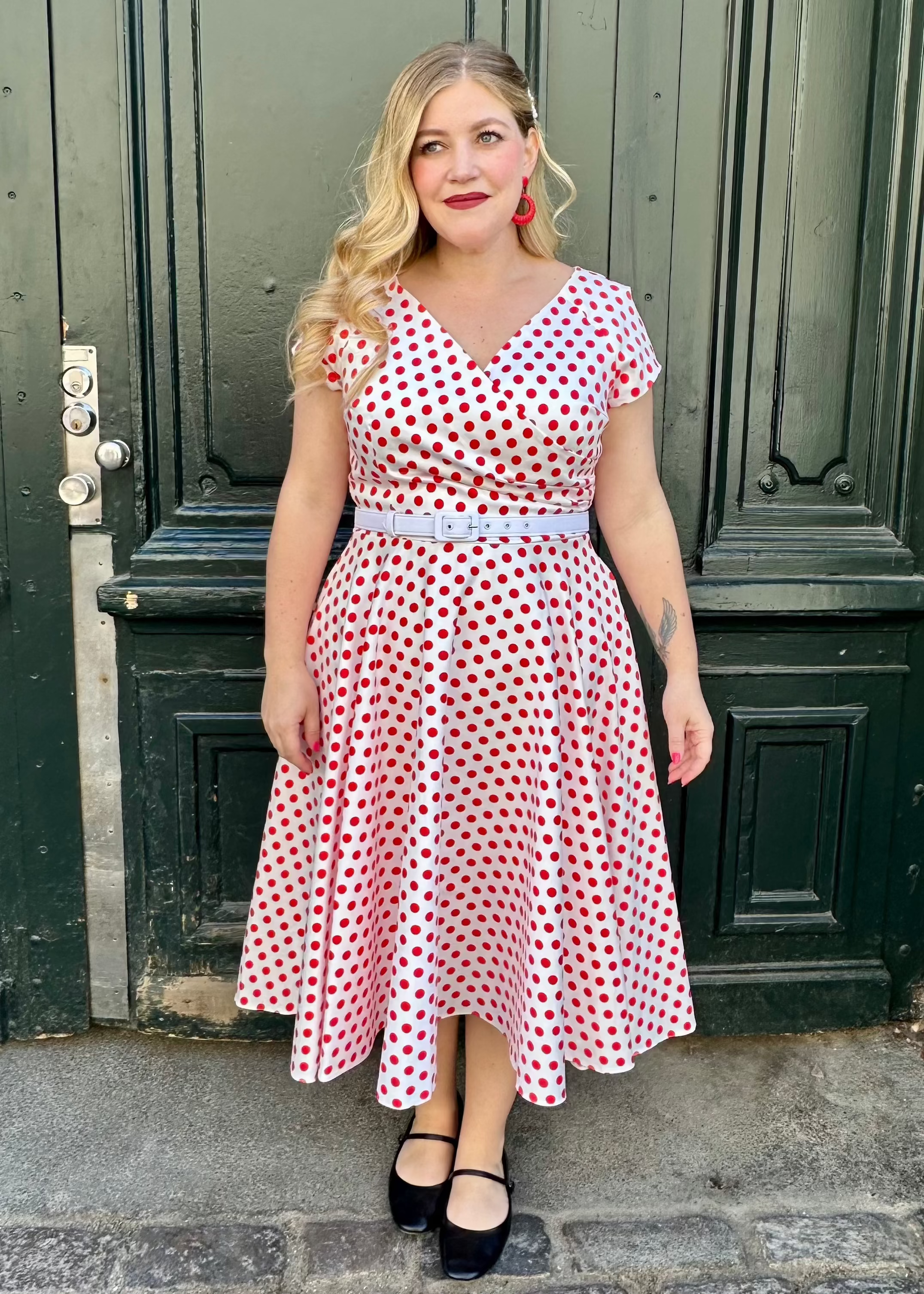 Hourglass swingkjole i hvid med røde prikker swing kjole Pretty Dress Company 