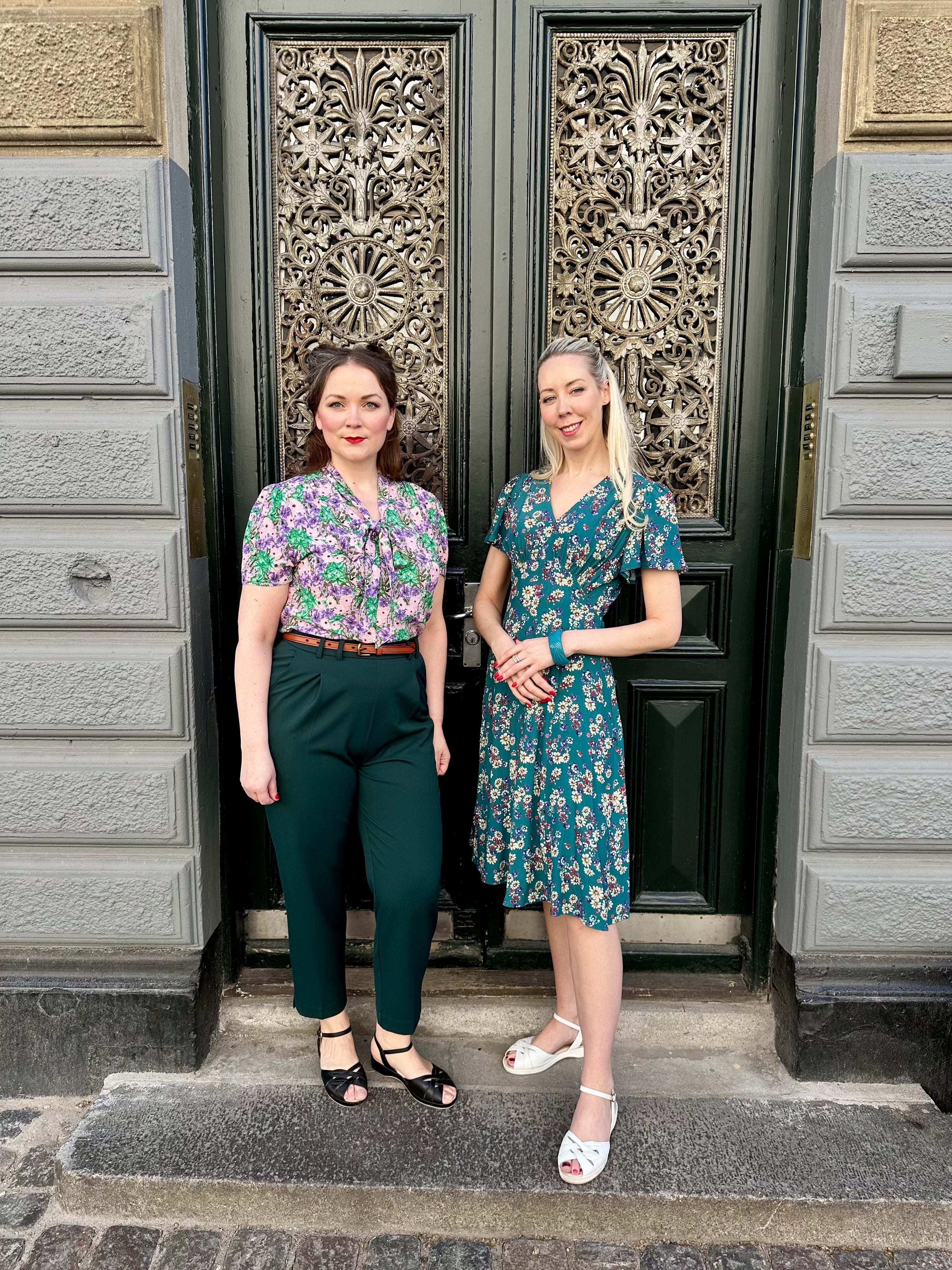 Ingrid bindesløjfe bluse i 'spring garden' print bluse Weekend Doll 