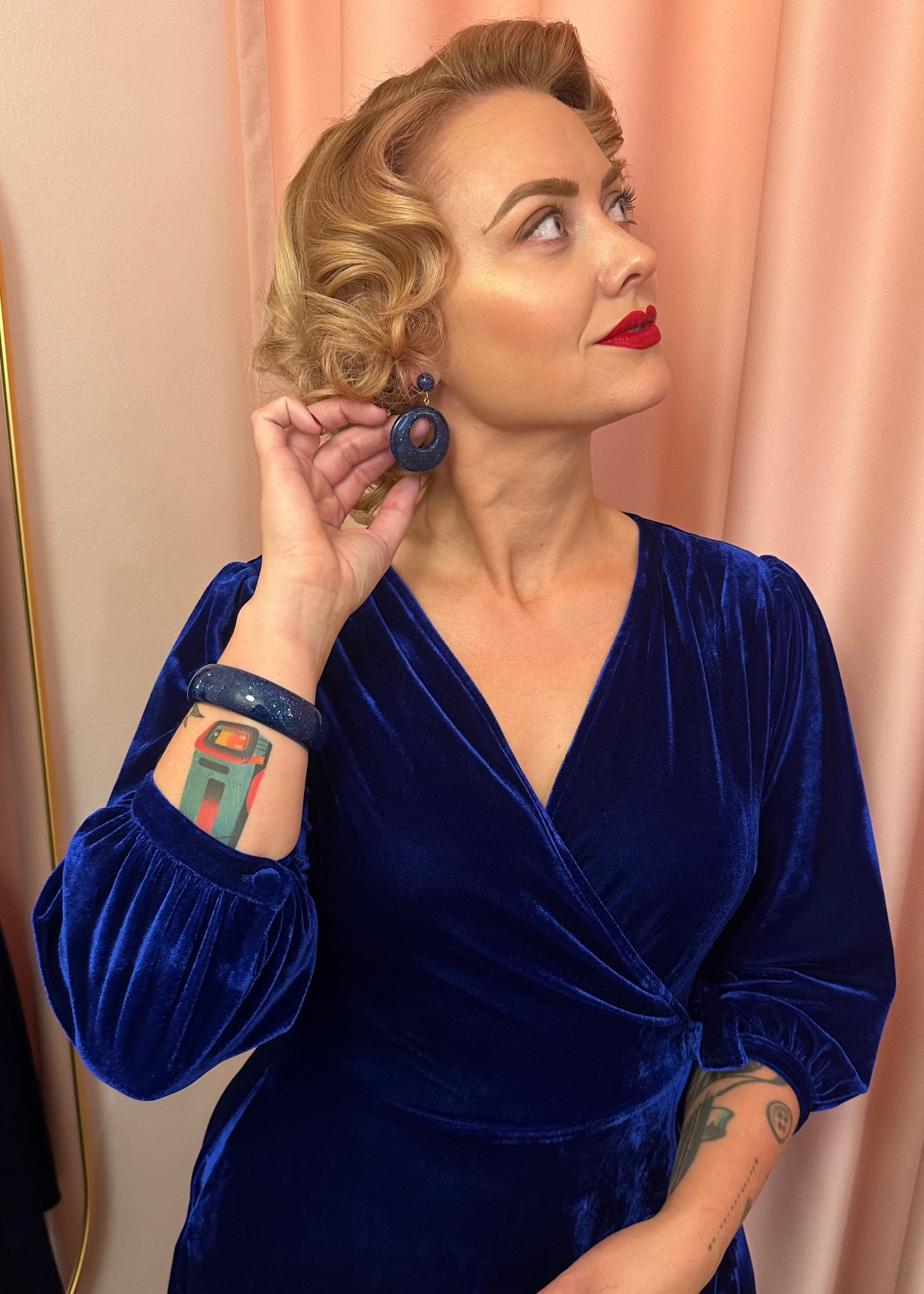 Jane slå-om kjole i blå velour med 3/4 ærmer Kjoler Daisy Dapper 
