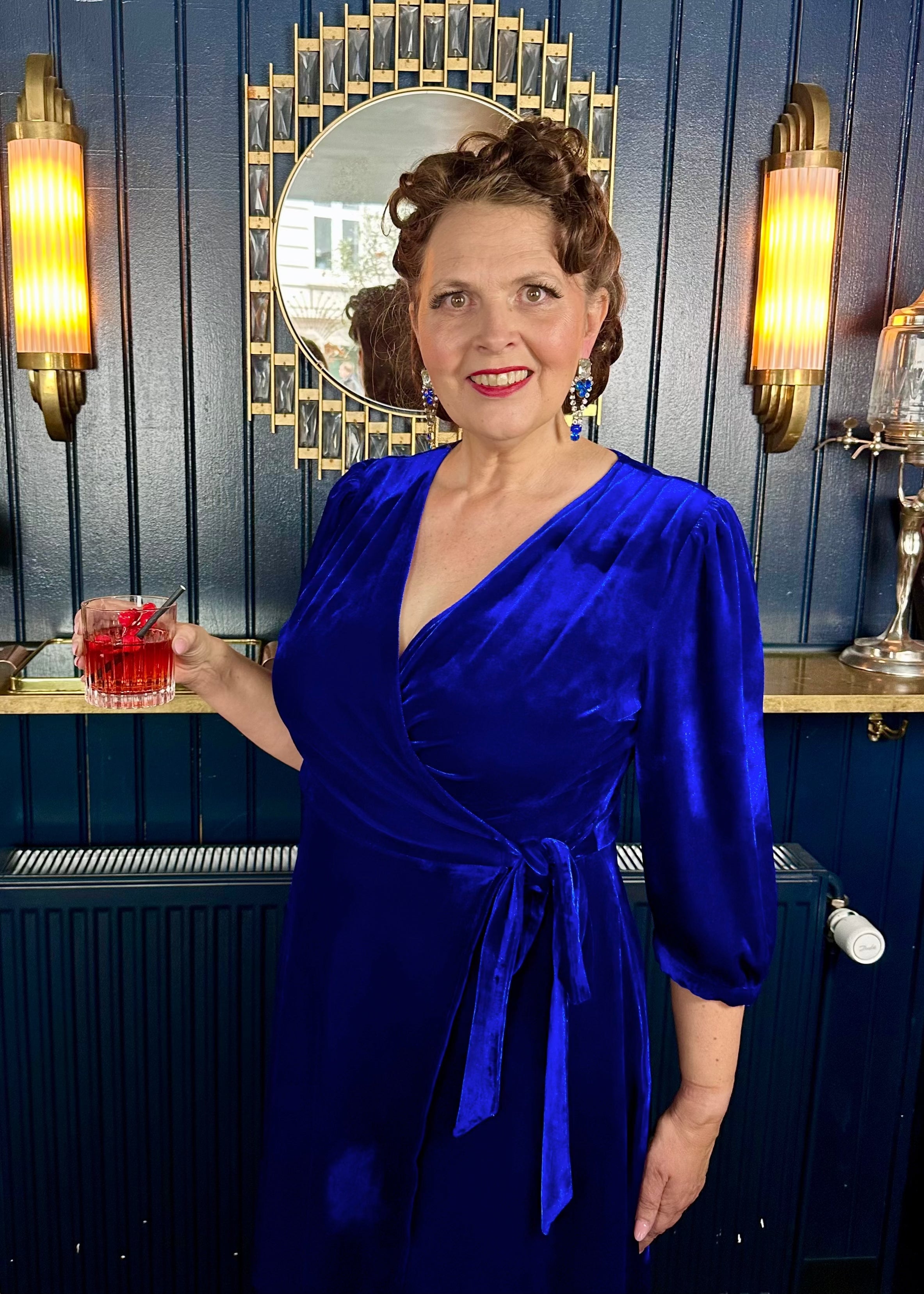 Jane slå-om kjole i blå velour med 3/4 ærmer Kjoler Daisy Dapper 