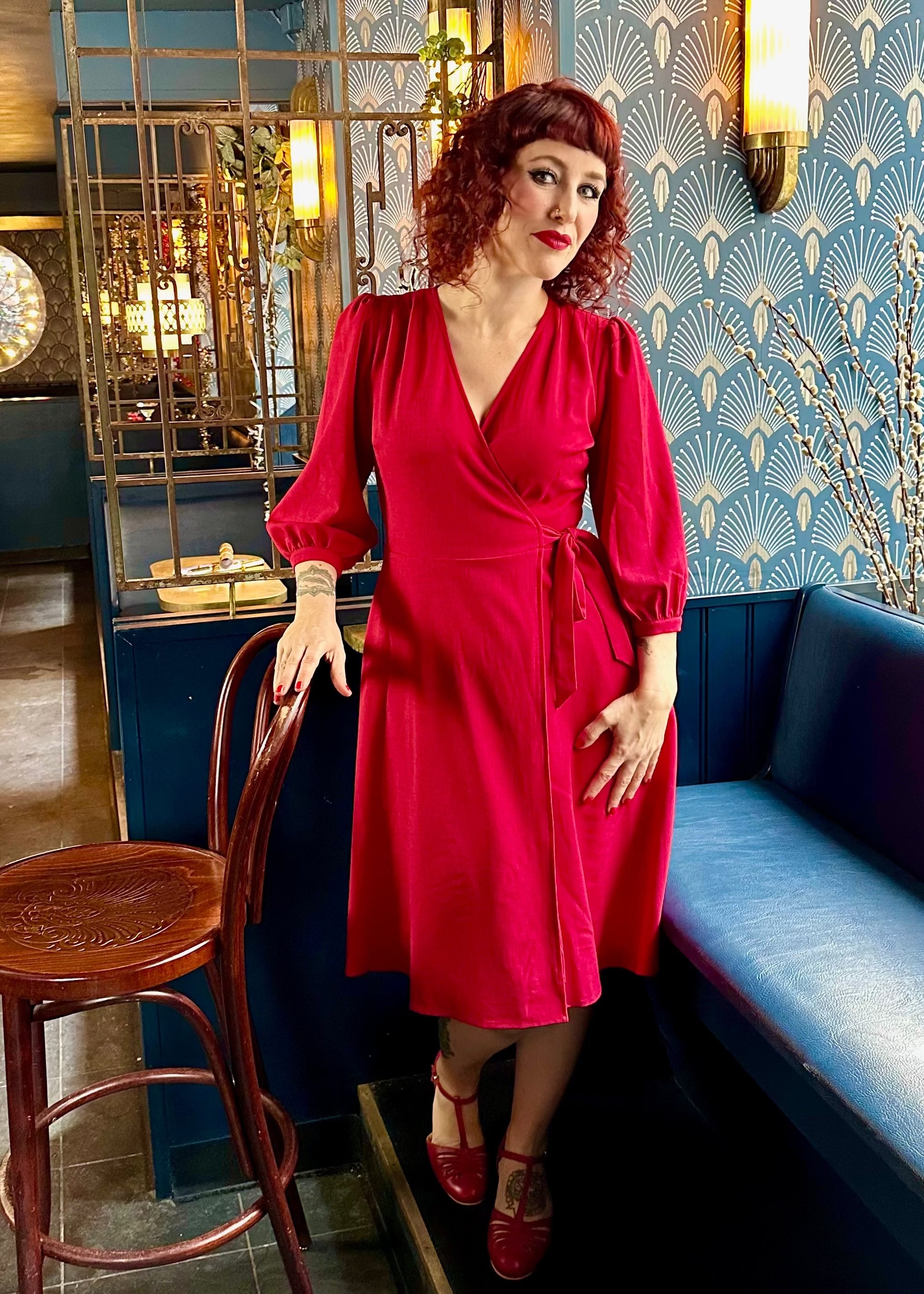 Jane slåom kjole i rød bluse Daisy Dapper 