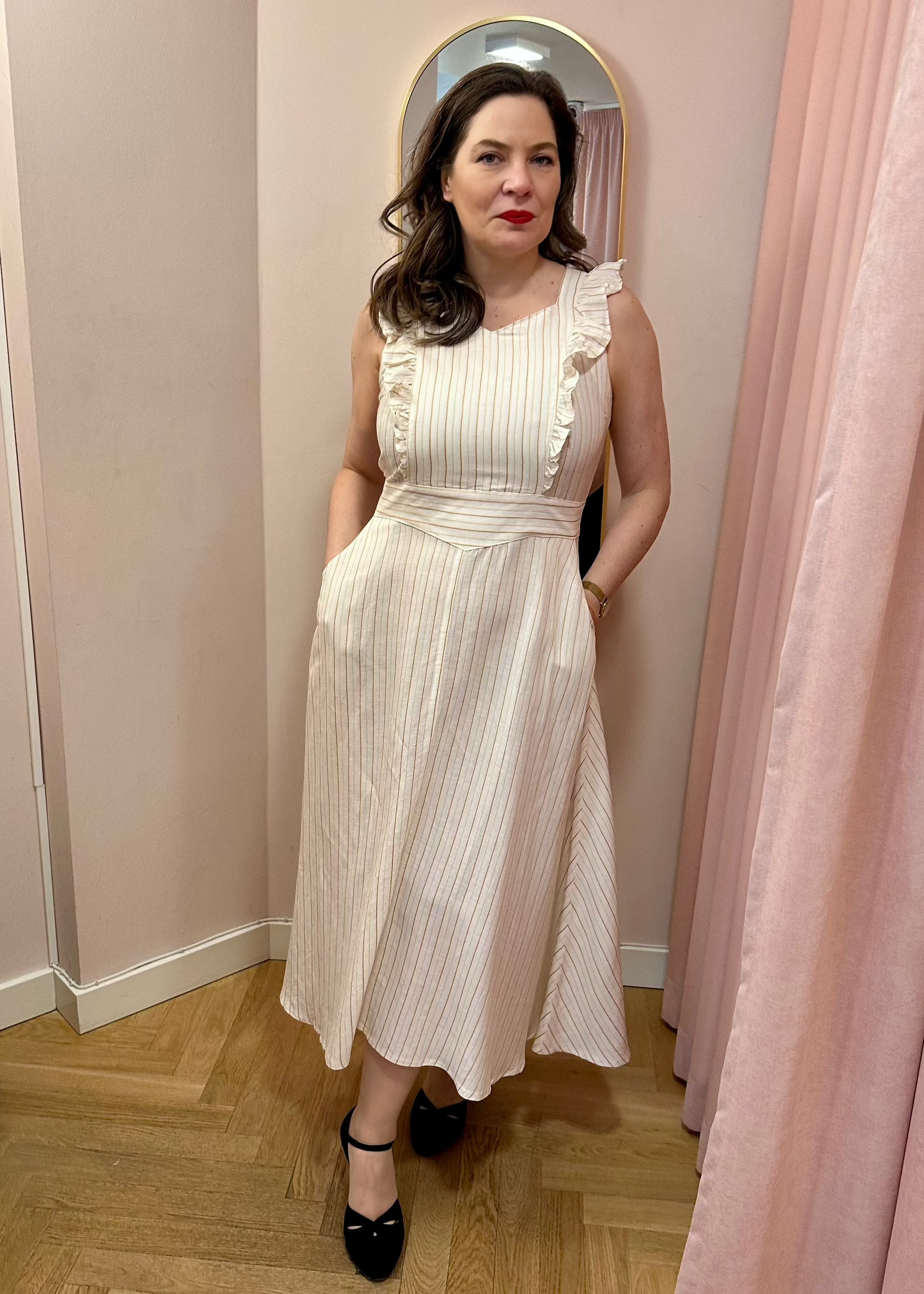 Karin's Picnic Dress i hvid med gule striber aline kjole Emmy Design 