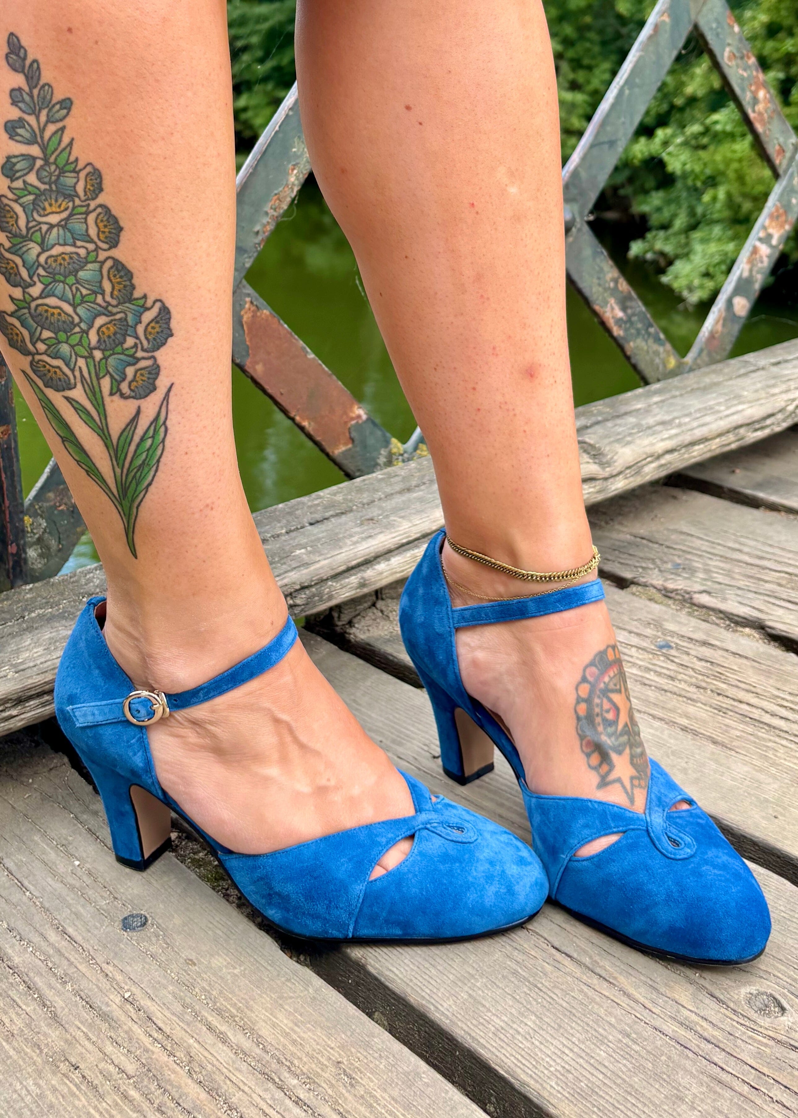 Klassisk pump i ruskind af Mondo Kaos - yale blue sko Charlie Stone 