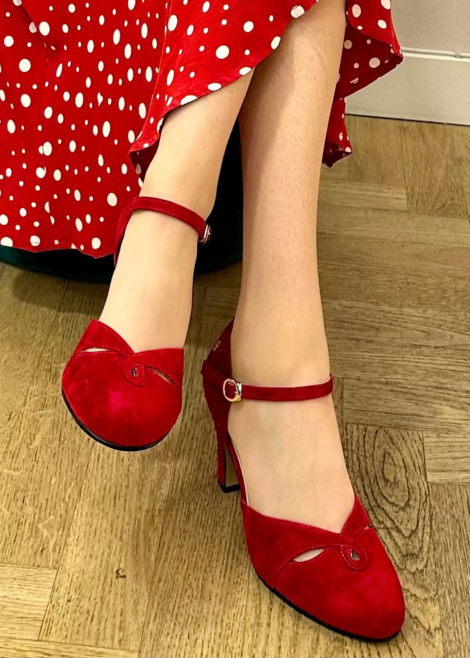 Klassisk pump i vinrød ruskind af Mondo Kaos sko Charlie Stone 