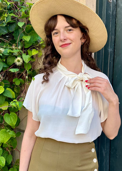 Kortærmet bluse med bindesløjfe i ivory kortærmet skjorte House of Foxy 