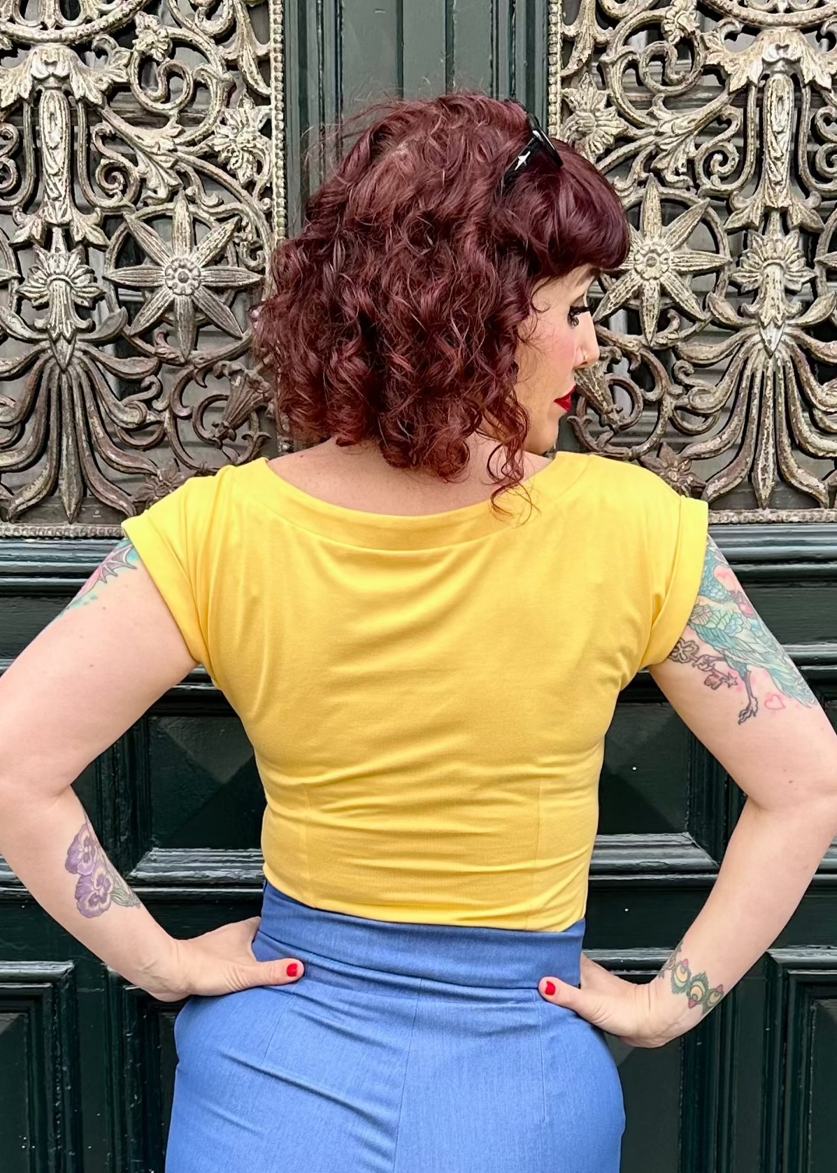 Kortærmet vendbar boatneck top i gul jersey top Daisy Dapper 
