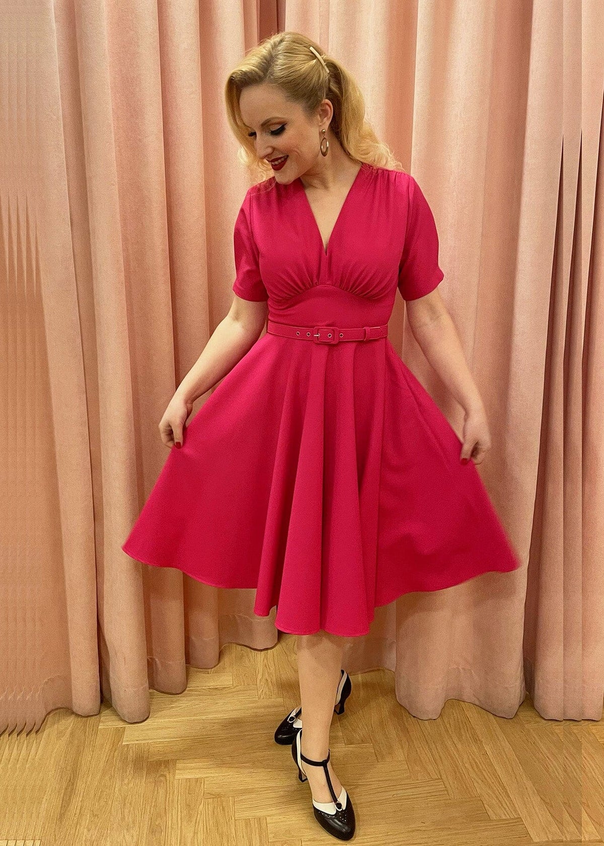 Marilyn swing kjole med korte ærmer i Pink Daisy Dapper 